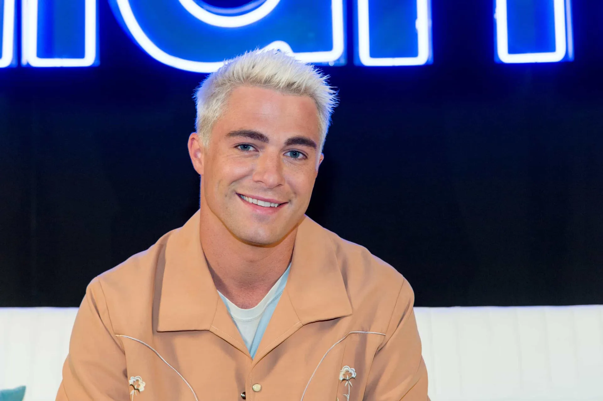 Colton Haynes em um momento de vulnerabilidade, refletindo sobre seu passado.