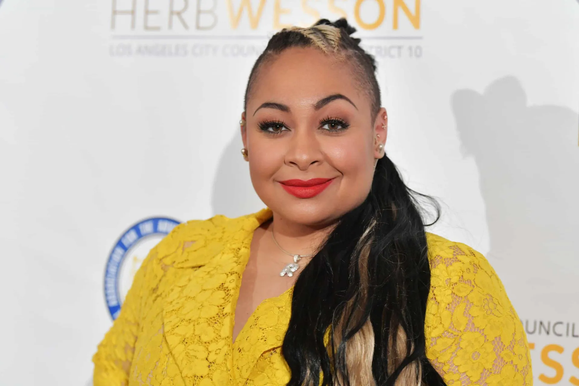Raven-Symoné na época de 'As Visões da Raven', sorrindo para a câmera.