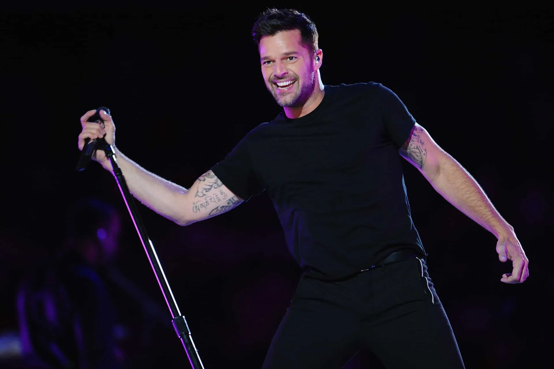 Ricky Martin, mais velho e seguro de si, posando em um evento.
