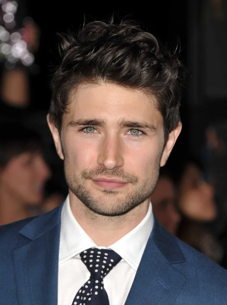 Matt Dallas hoje, mais maduro, refletindo sobre o passado com seriedade.