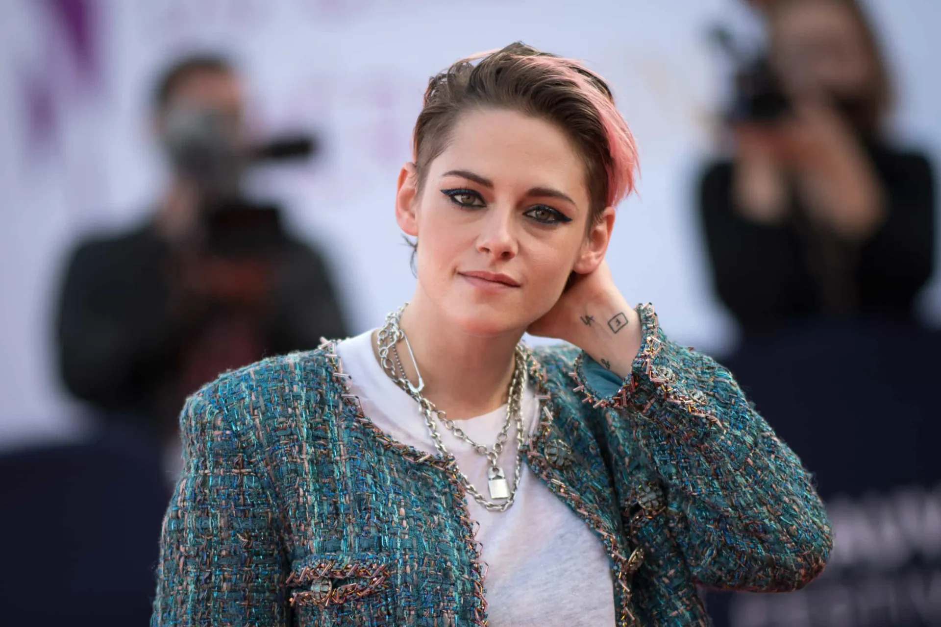 Kristen Stewart em um tapete vermelho, exibindo confiança e autenticidade.