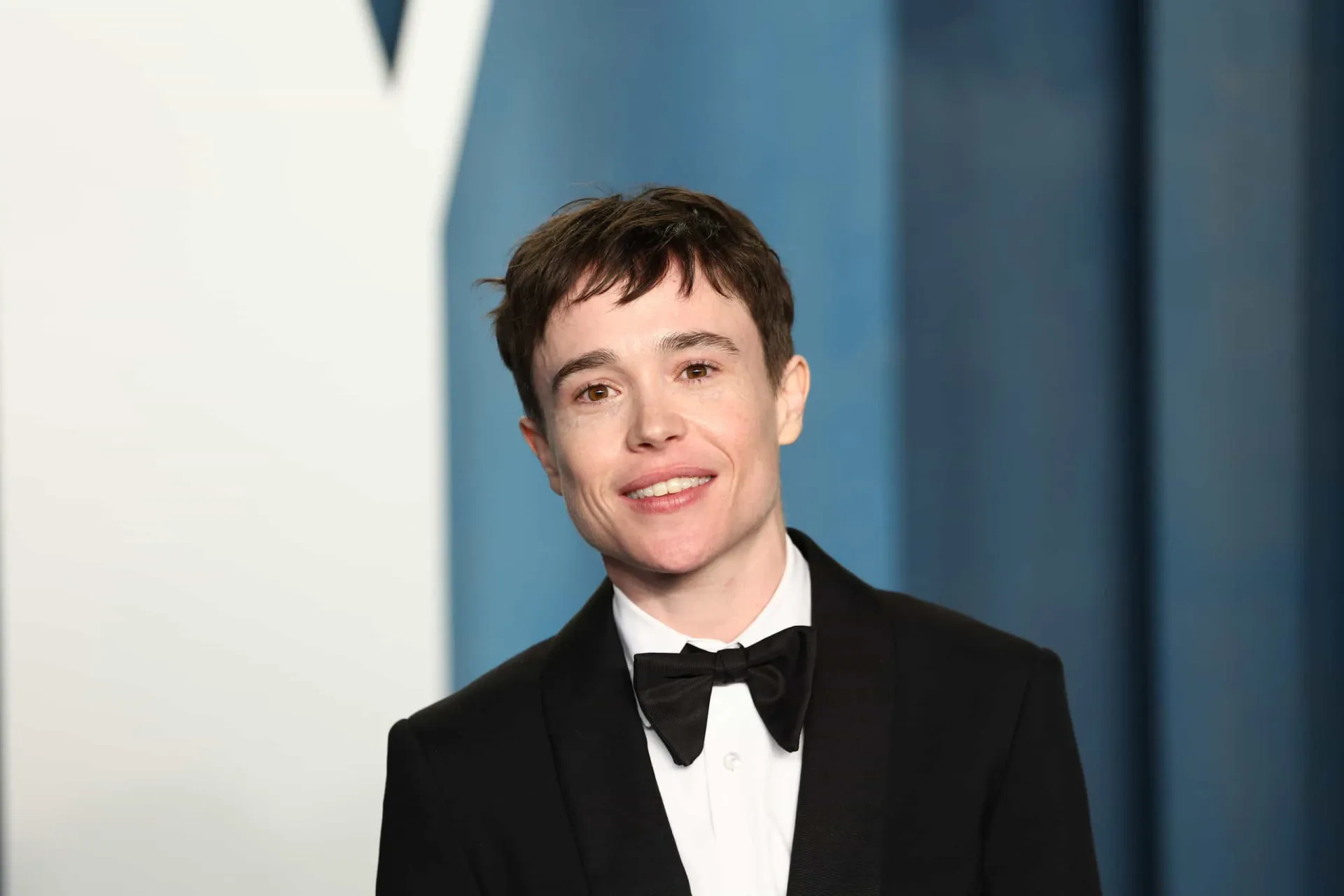 Elliot Page após a transição, sorrindo e demonstrando felicidade e confiança.