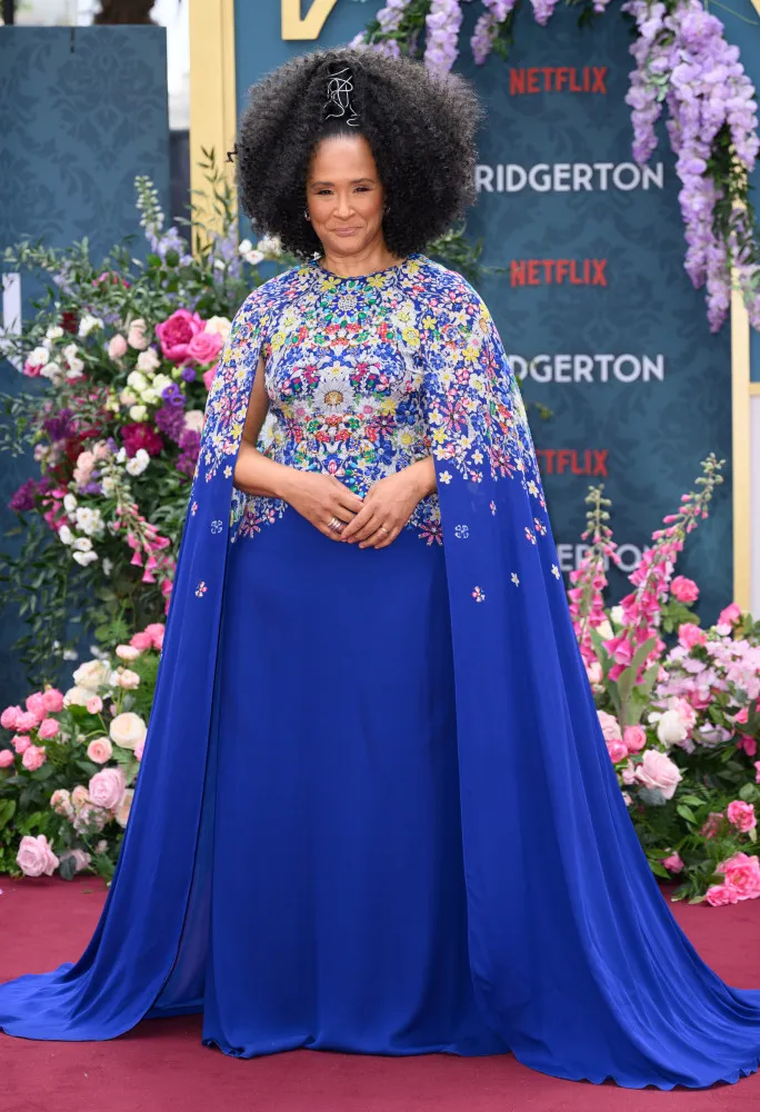 Golda Rosheuvel posando com confiança em um evento de gala.