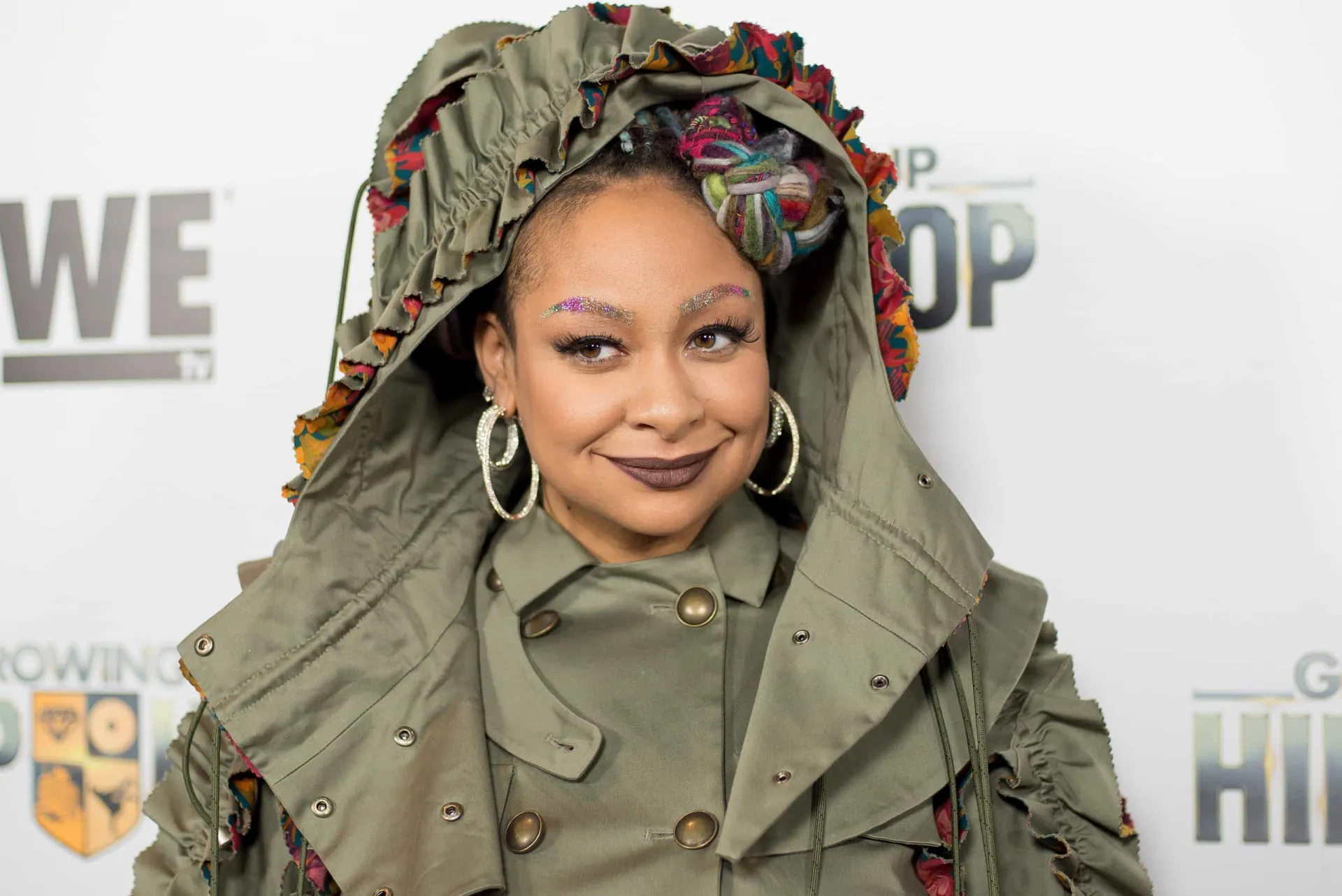 Raven-Symoné hoje, com um visual ousado e confiante, livre das amarras do passado.