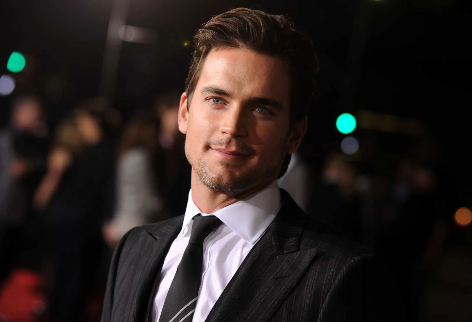 Matt Bomer em um evento, transmitindo serenidade e confiança em sua decisão.