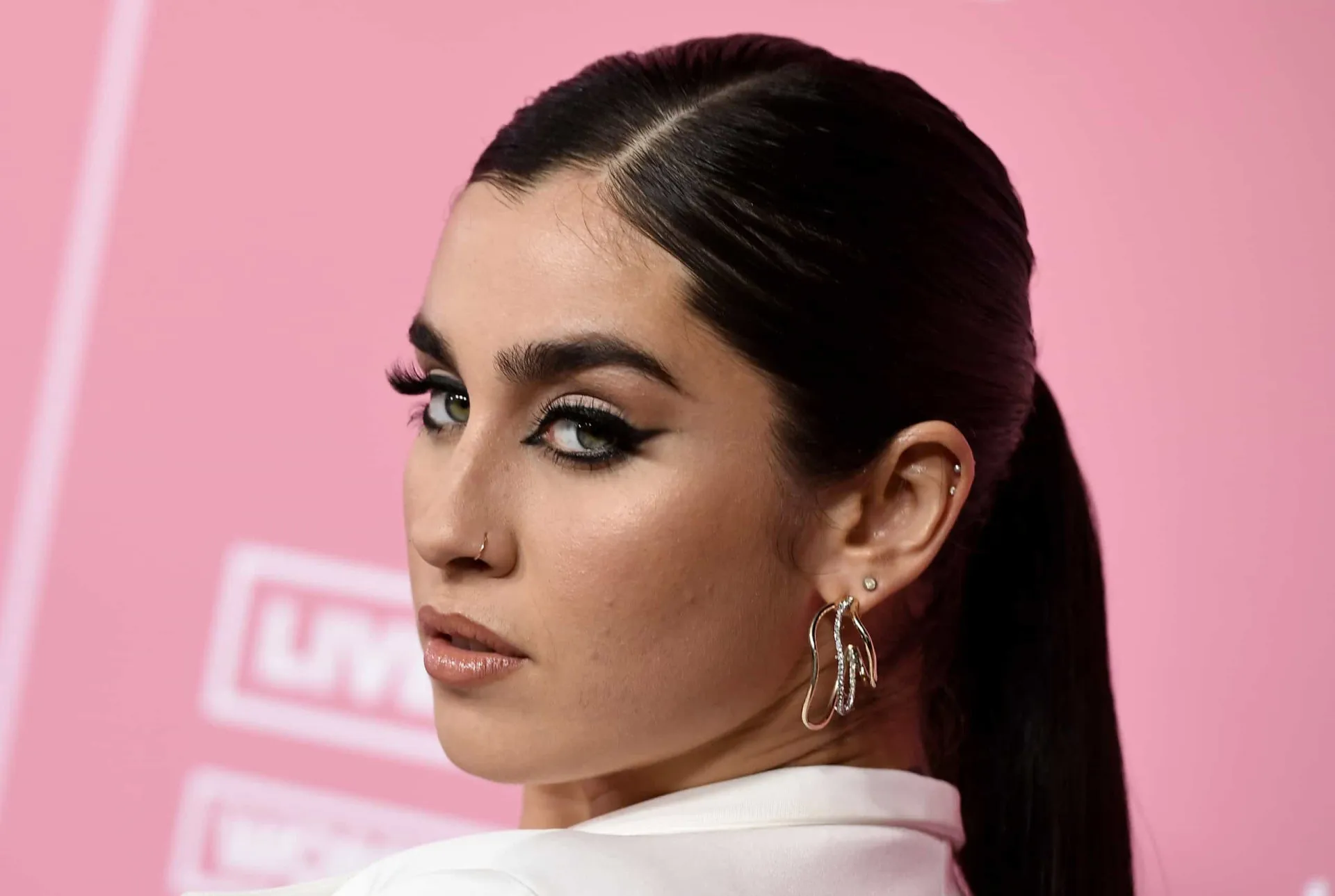 Lauren Jauregui com um olhar forte e confiante, representando sua atitude.