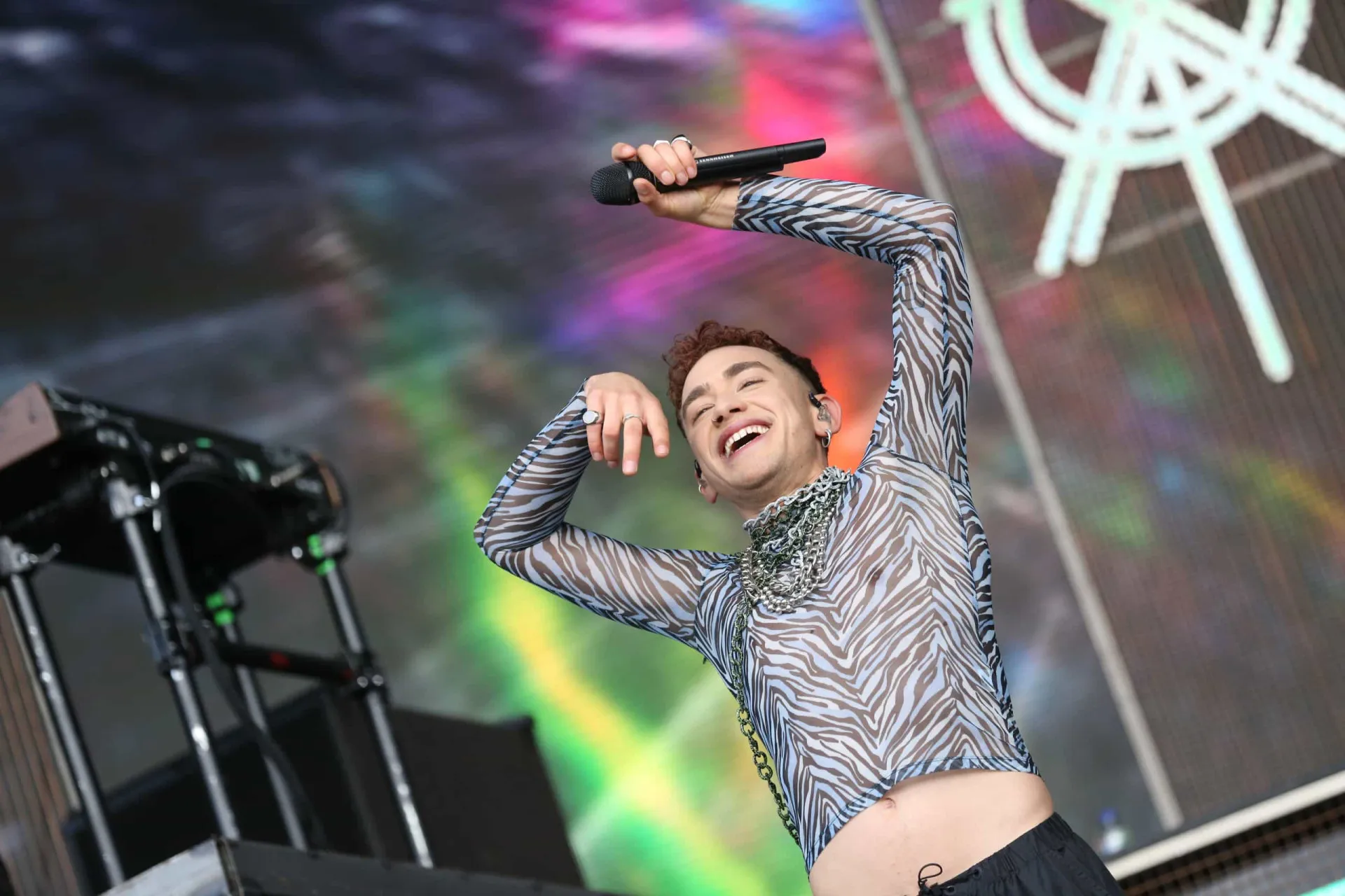 Olly Alexander sorrindo para seus fãs, que o apoiaram incondicionalmente.