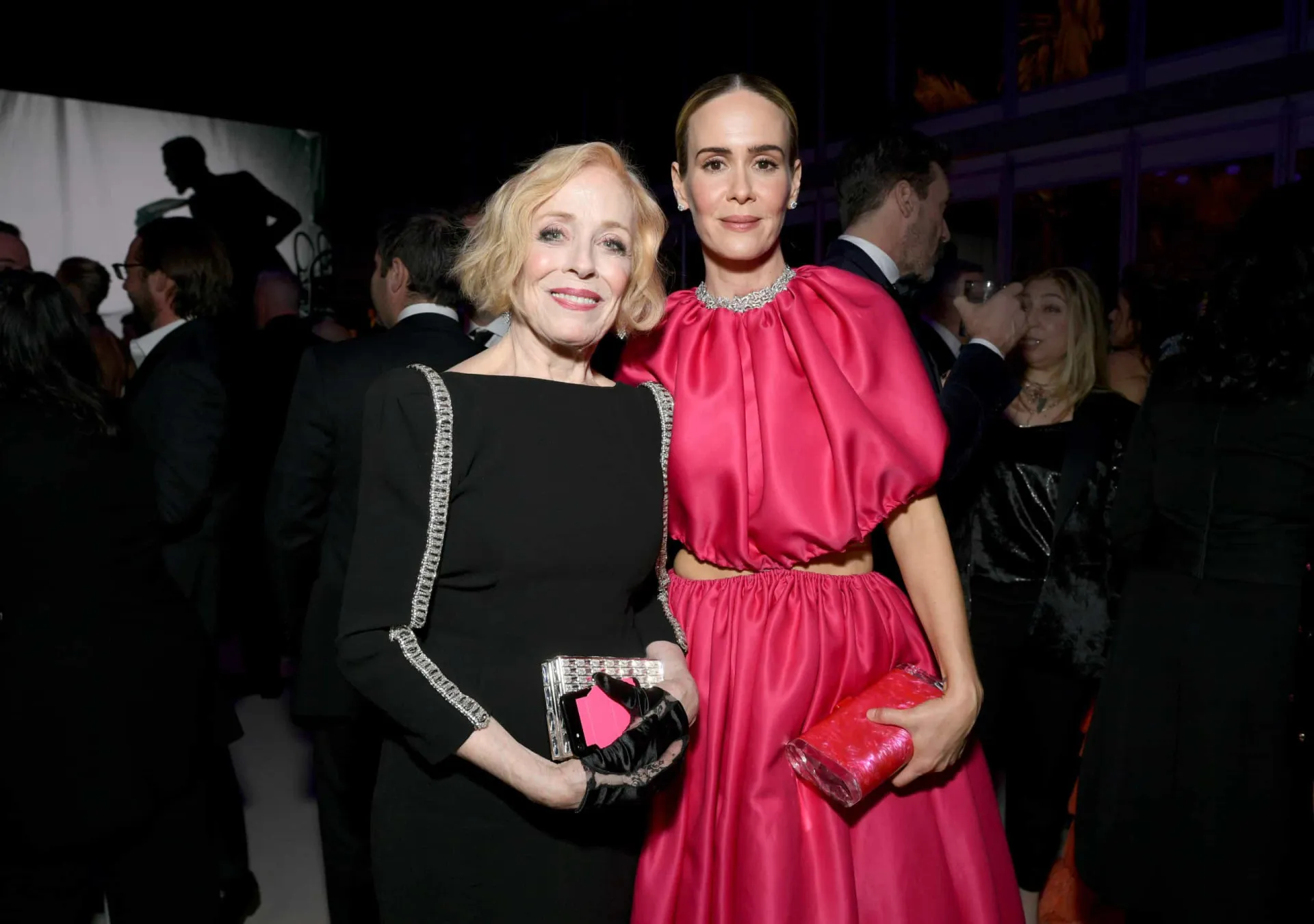 Sarah Paulson e sua parceira, Holland Taylor, juntas e sorrindo em um evento.