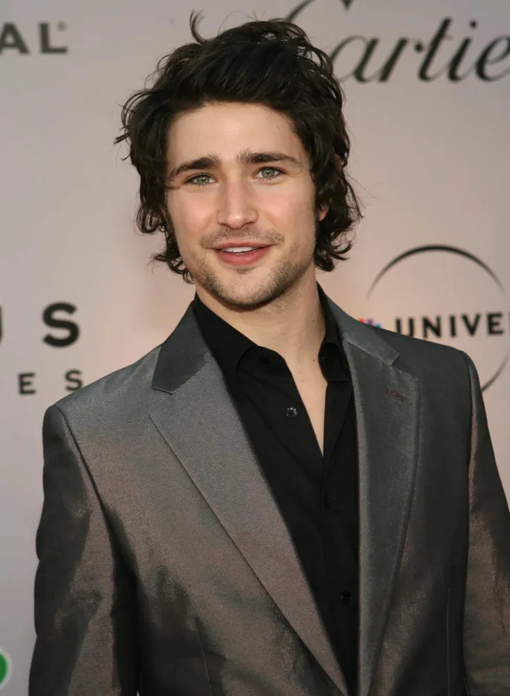 Matt Dallas, o astro de 'Kyle XY', com um sorriso juvenil.