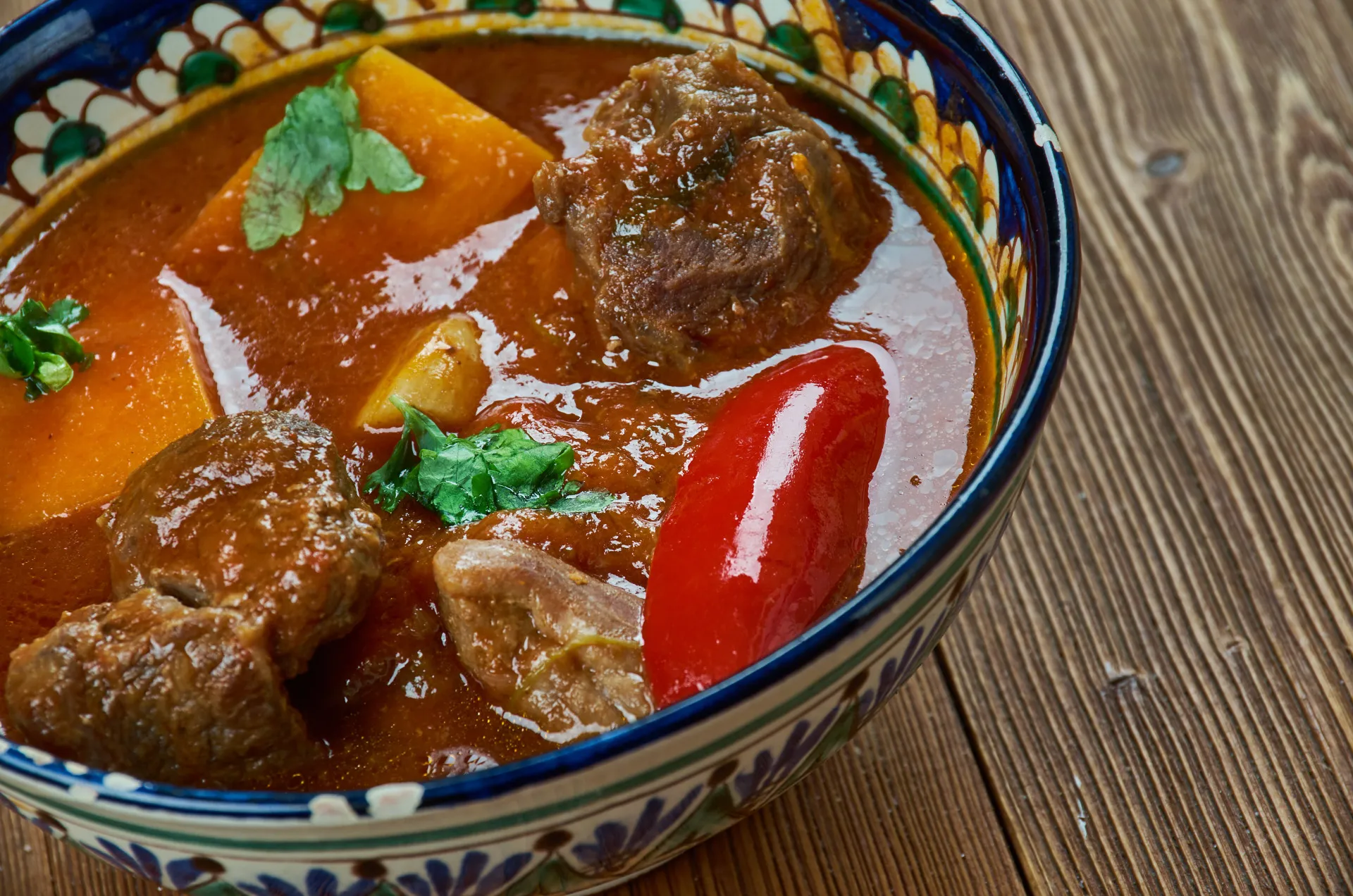 Prato de Vindalho, um curry indiano picante e avermelhado.