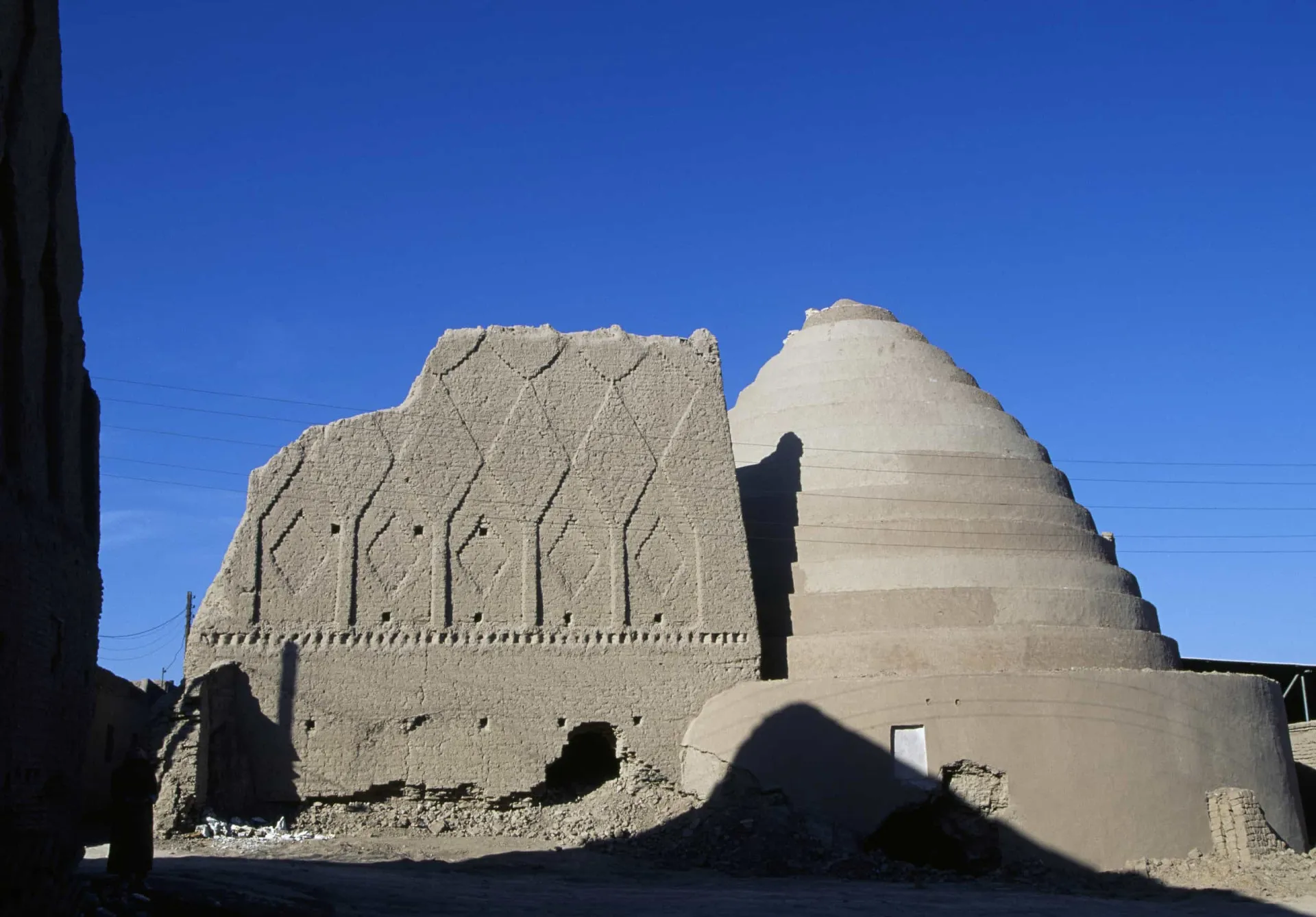 Uma antiga casa de gelo (yakhchāl) no deserto de Yazd, no Irã.