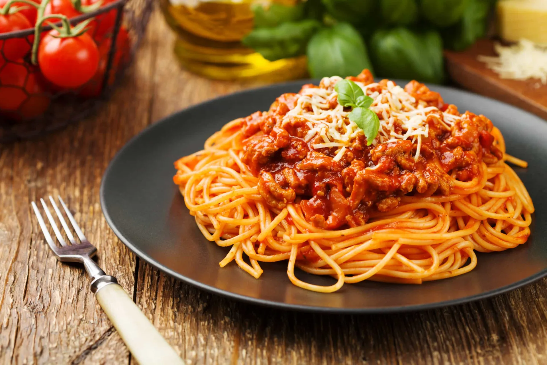 Diferentes tipos de macarrão seco em exibição, mostrando a variedade italiana.