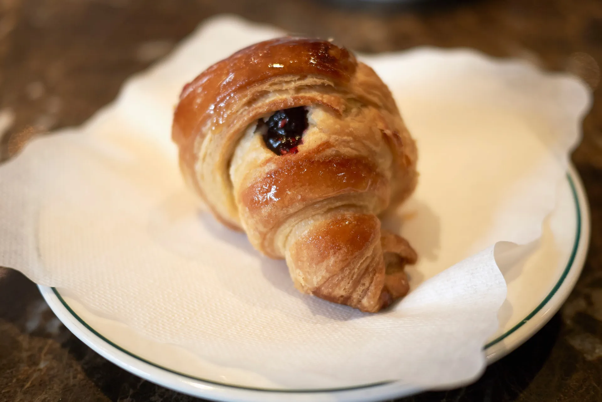 Pães em formato de meia-lua conhecidos como Kipferl, o ancestral austríaco do croissant.