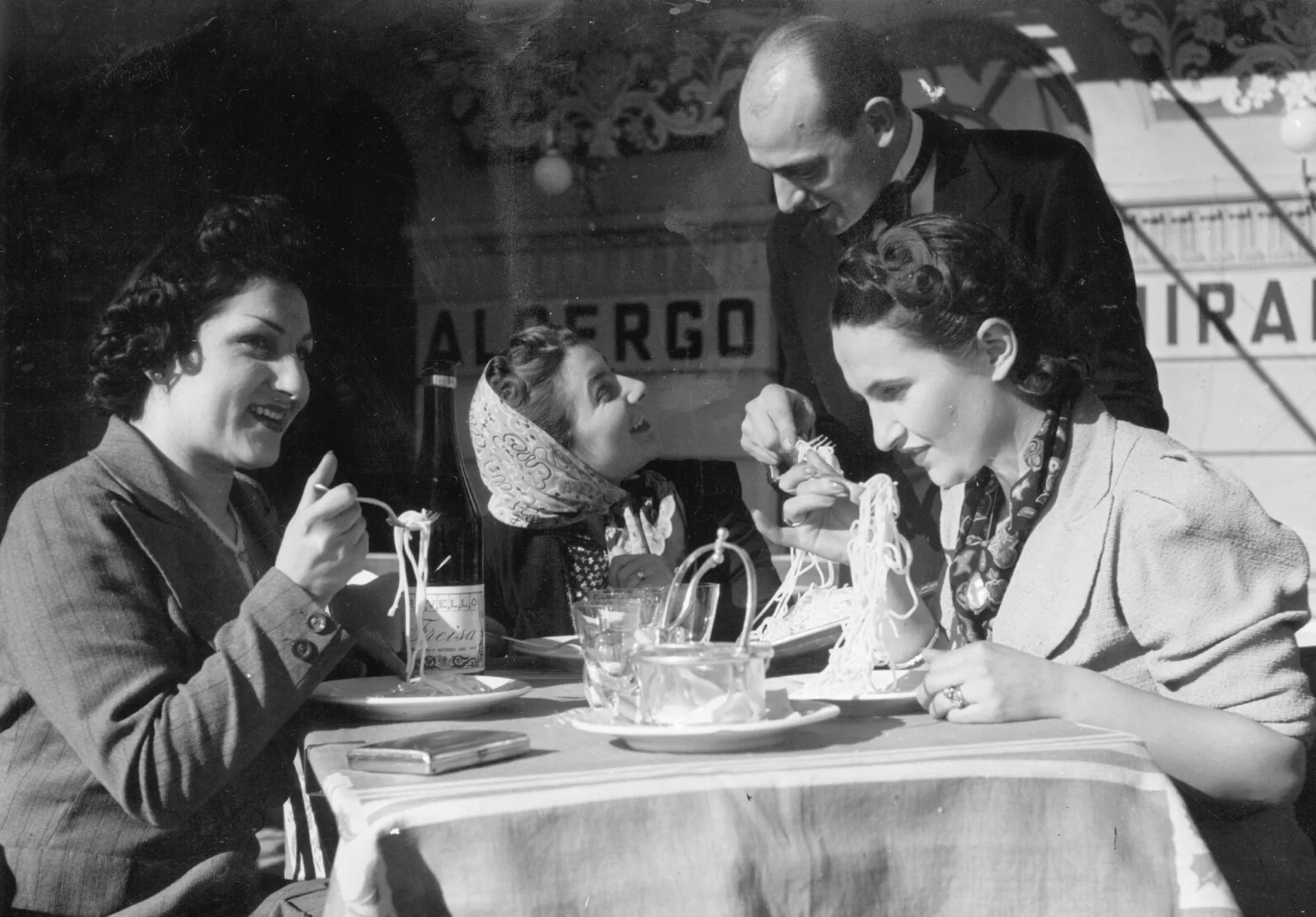 Foto antiga de imigrantes italianos em Nova York no início do século XX.