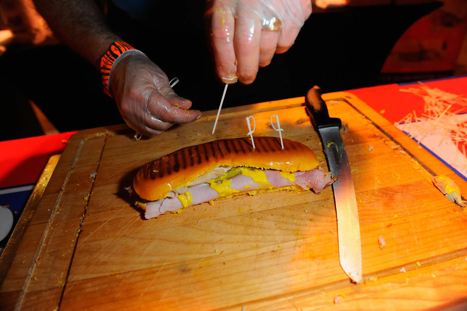 Sanduíche cubano sendo preparado em uma chapa quente para prensá-lo.