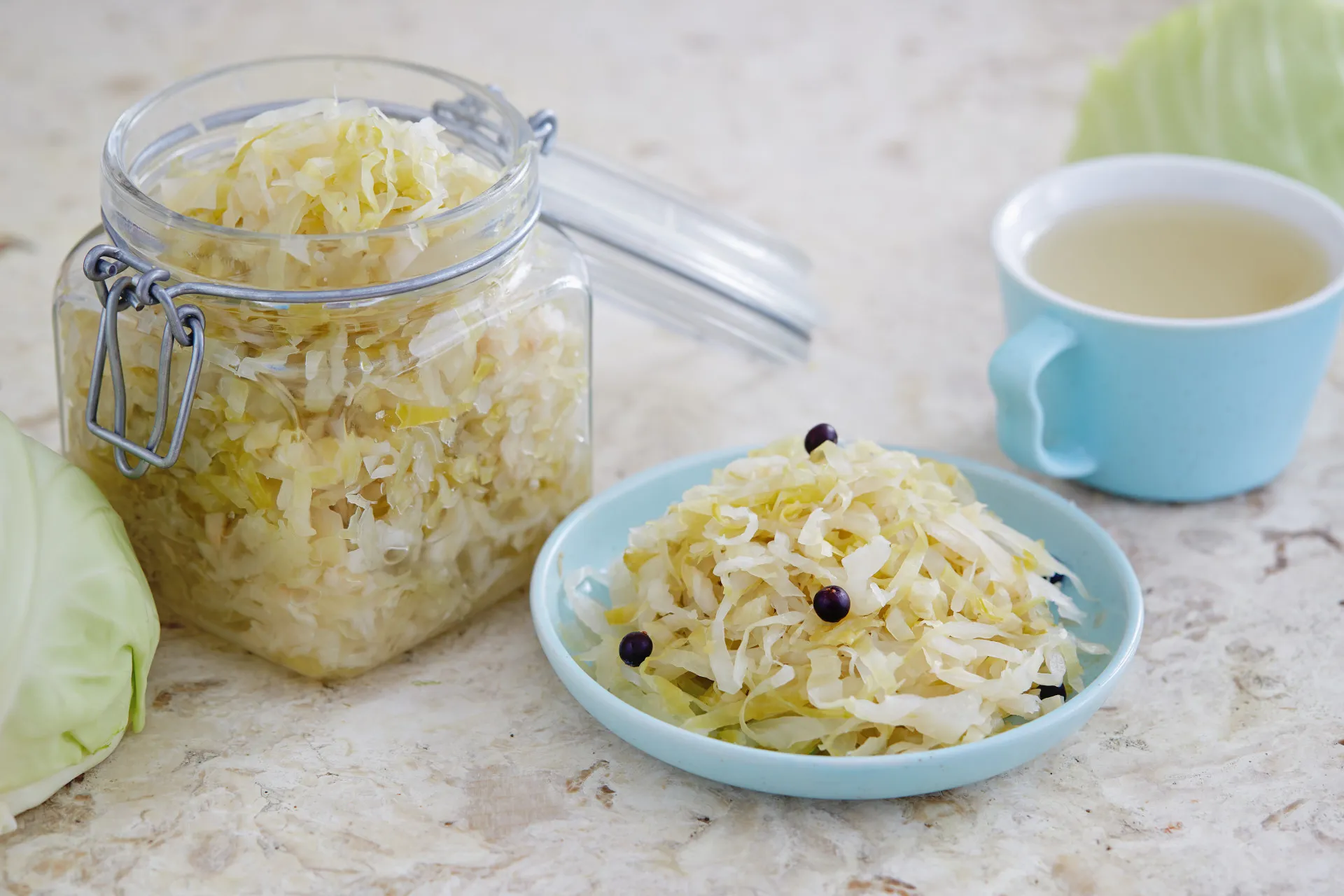 Prato típico alemão com salsichas, chucrute e mostarda.