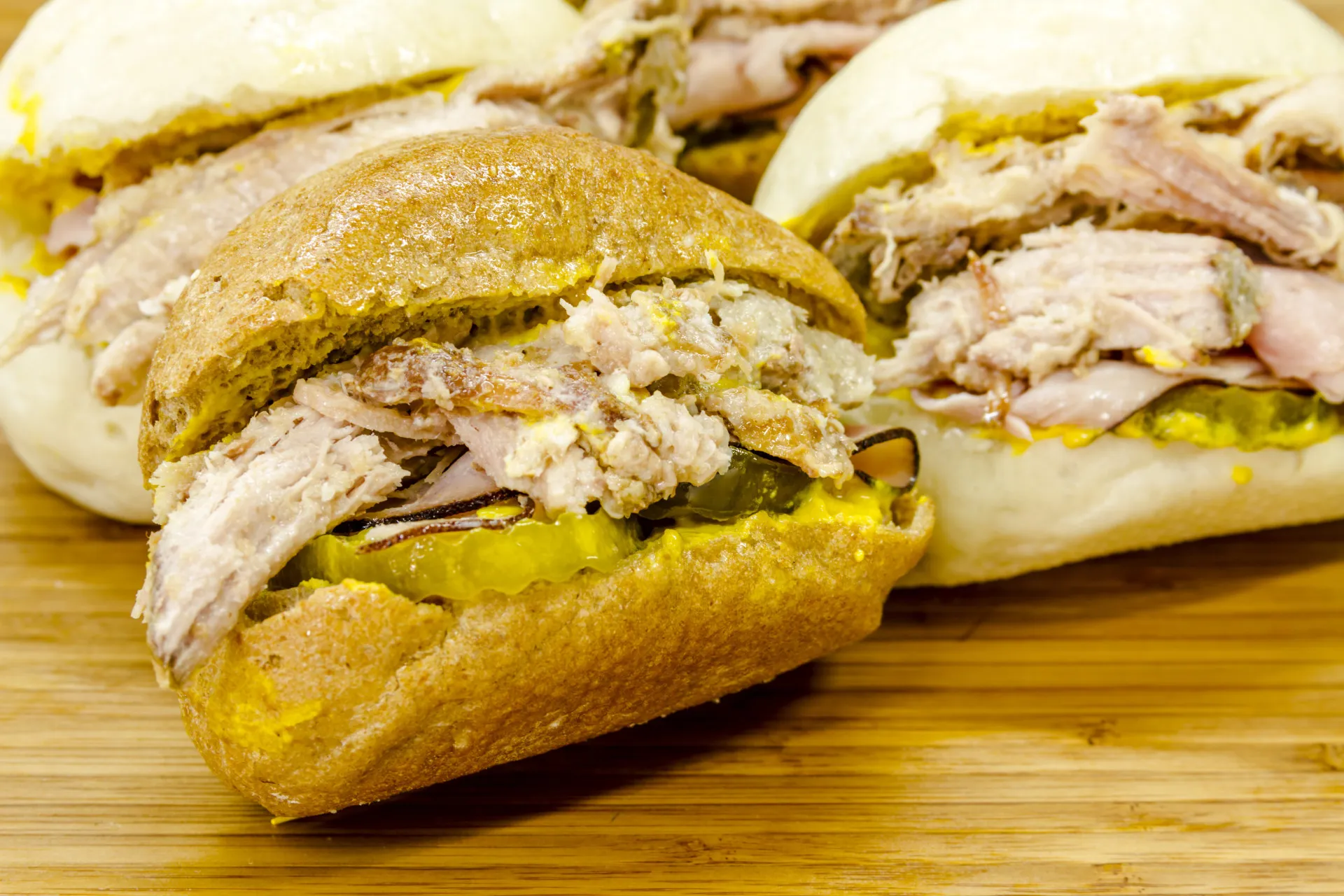 Outro ângulo do sanduíche cubano, destacando o pão prensado e crocante.