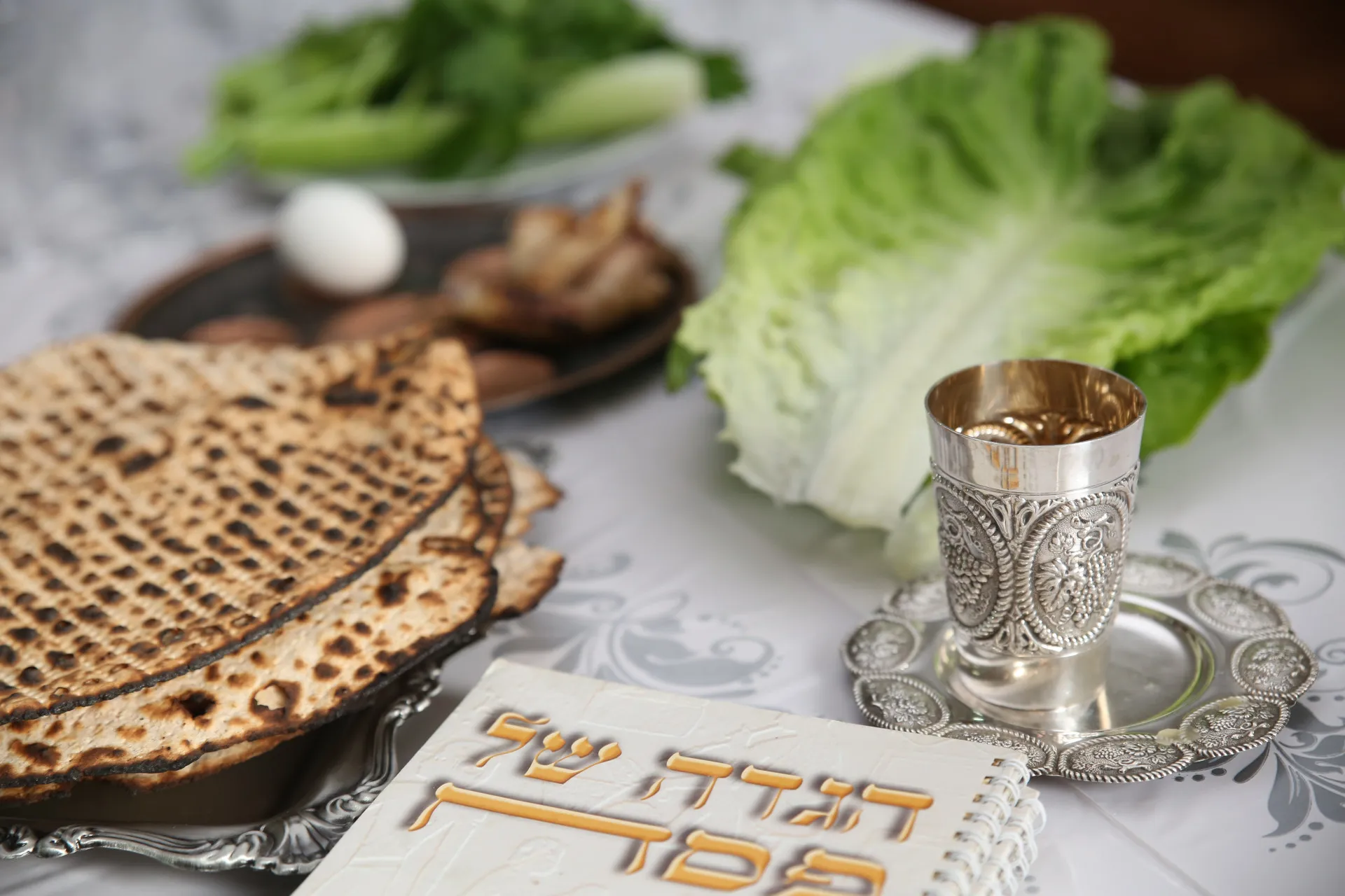 Pão ázimo, o pão sem fermento usado na tradição judaica da Páscoa.