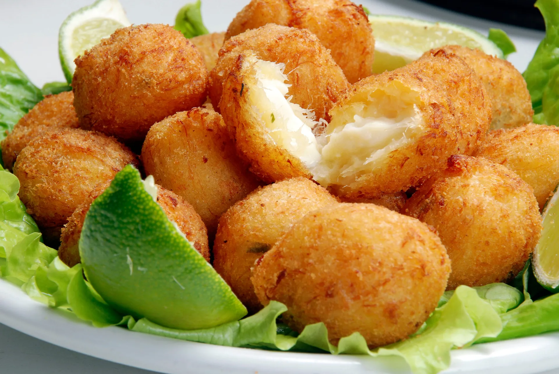 Bolinhos de bacalhau portugueses, outro exemplo da tradição de fritura em massa.