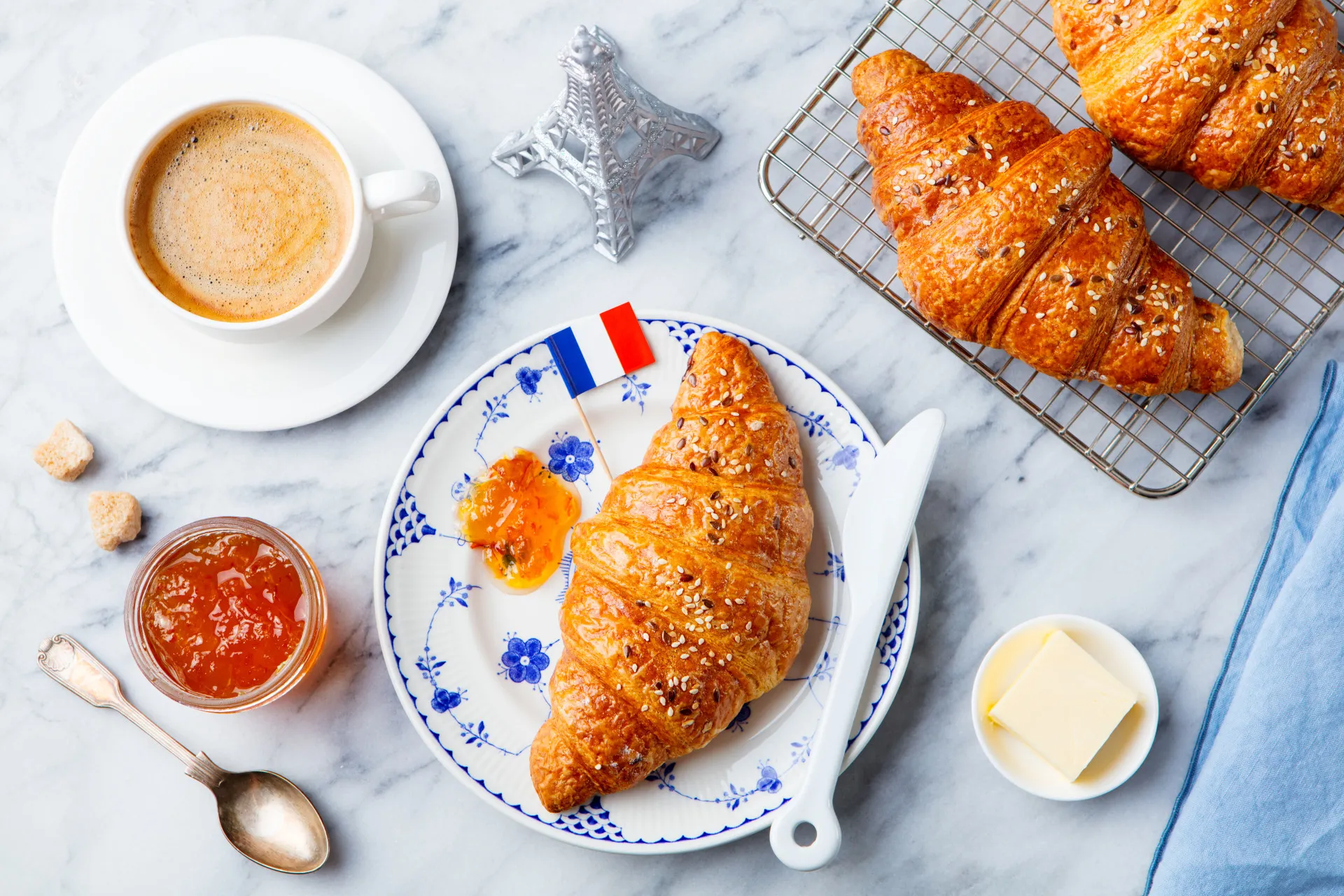 Padeiro francês trabalhando com massa folhada para fazer croissants.