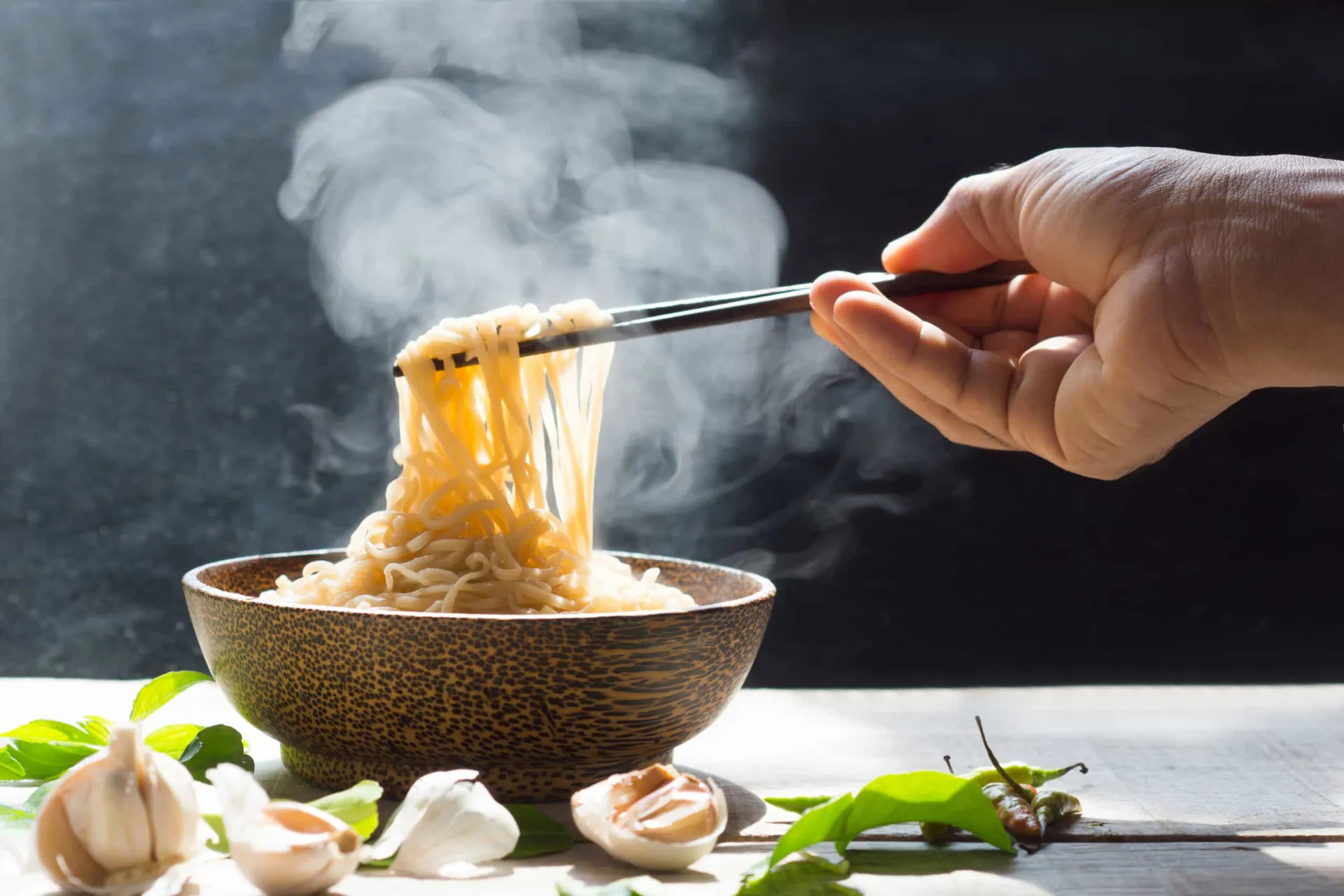 Uma tigela de noodles chineses, o ancestral direto do macarrão italiano.