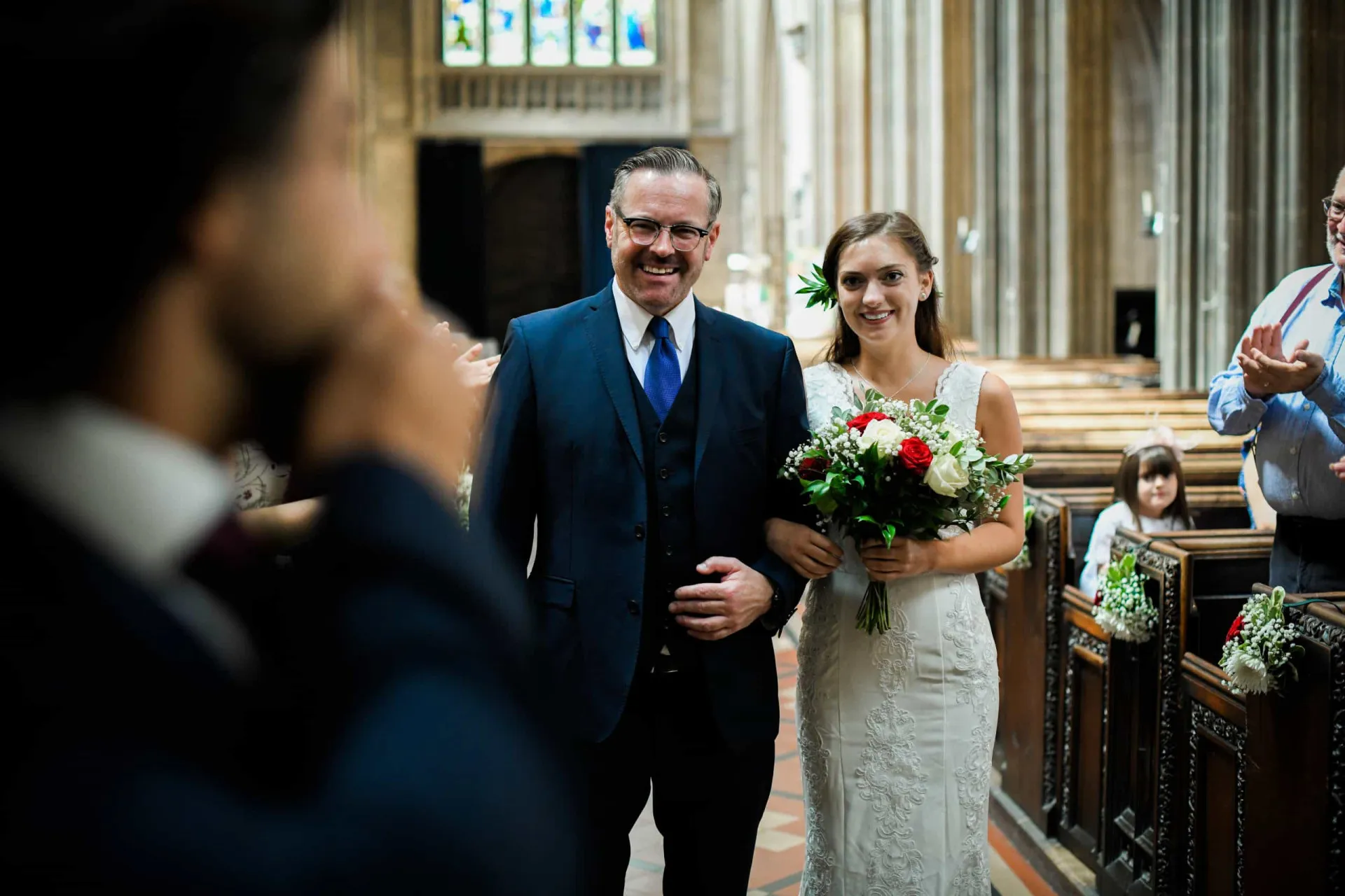 Pai emocionado levando sua filha, a noiva, até o altar durante a cerimônia de casamento.