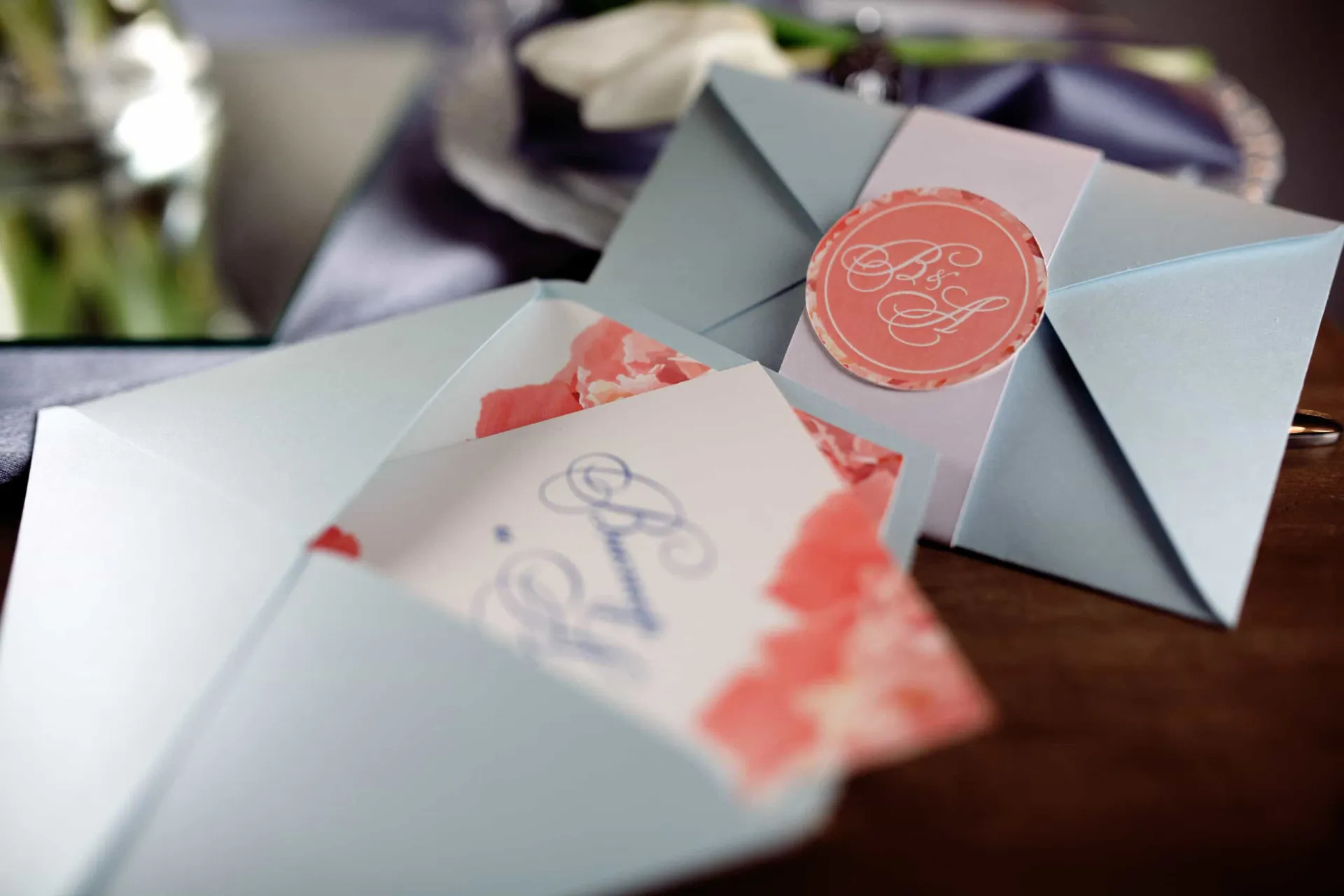 Um elegante convite de casamento em papel, com caligrafia e detalhes florais.