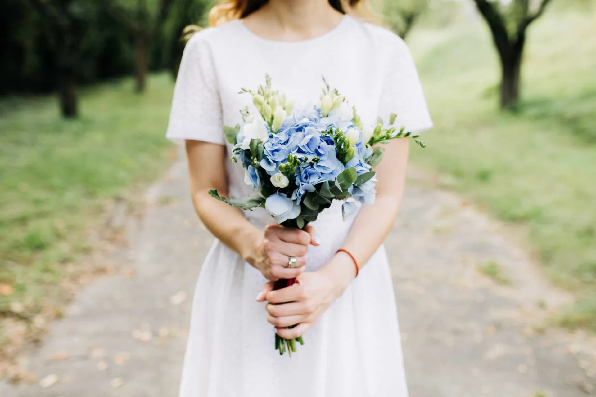 Detalhe mostrando um item azul, um antigo e um novo, parte da tradição de casamento para a noiva.