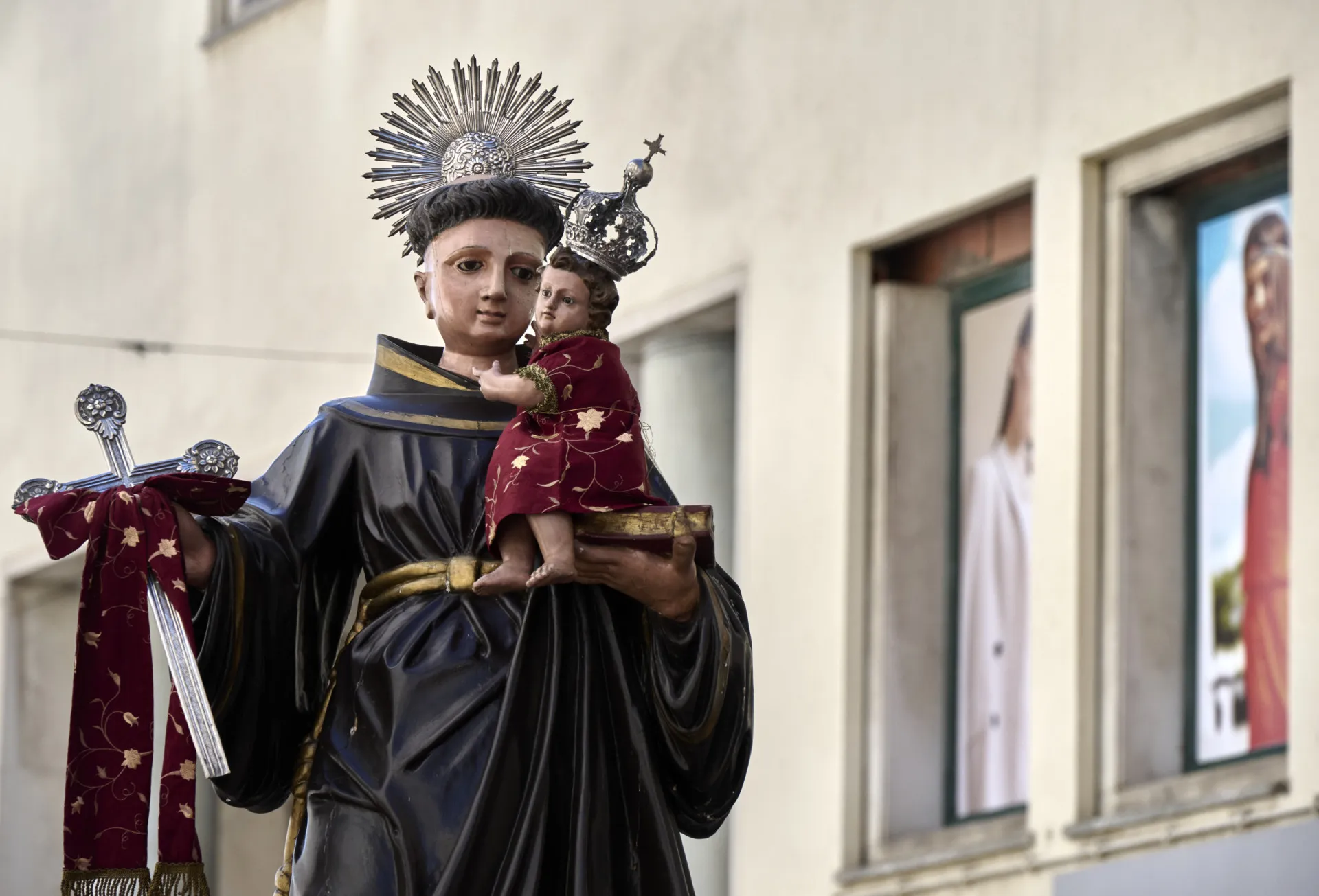 Ilustração antiga representando a história de Santo Antônio ajudando uma jovem com seu dote.