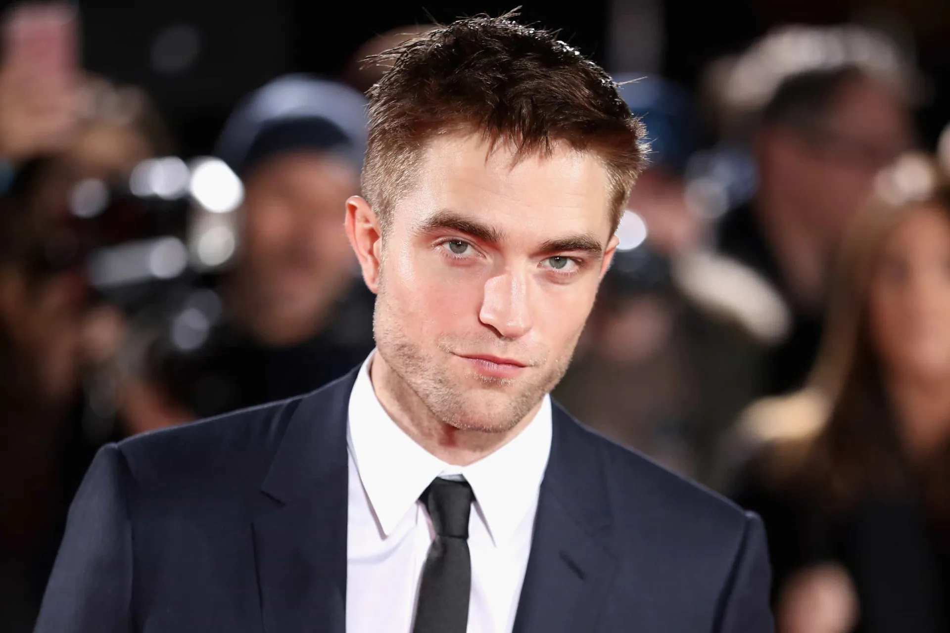 Robert Pattinson com um olhar intenso, refletindo sobre sua carreira.