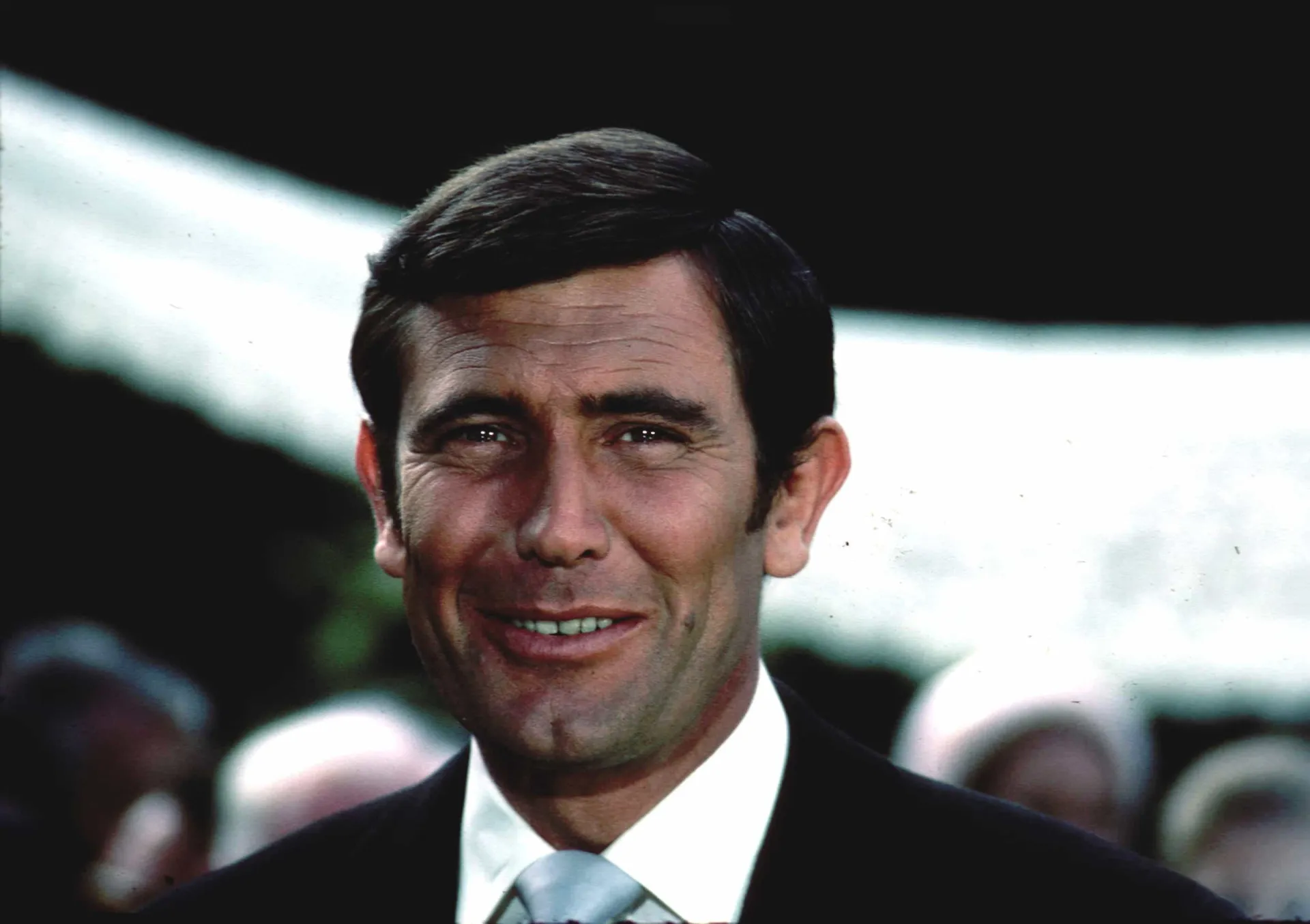 George Lazenby como James Bond no filme '007: A Serviço Secreto de Sua Majestade'.