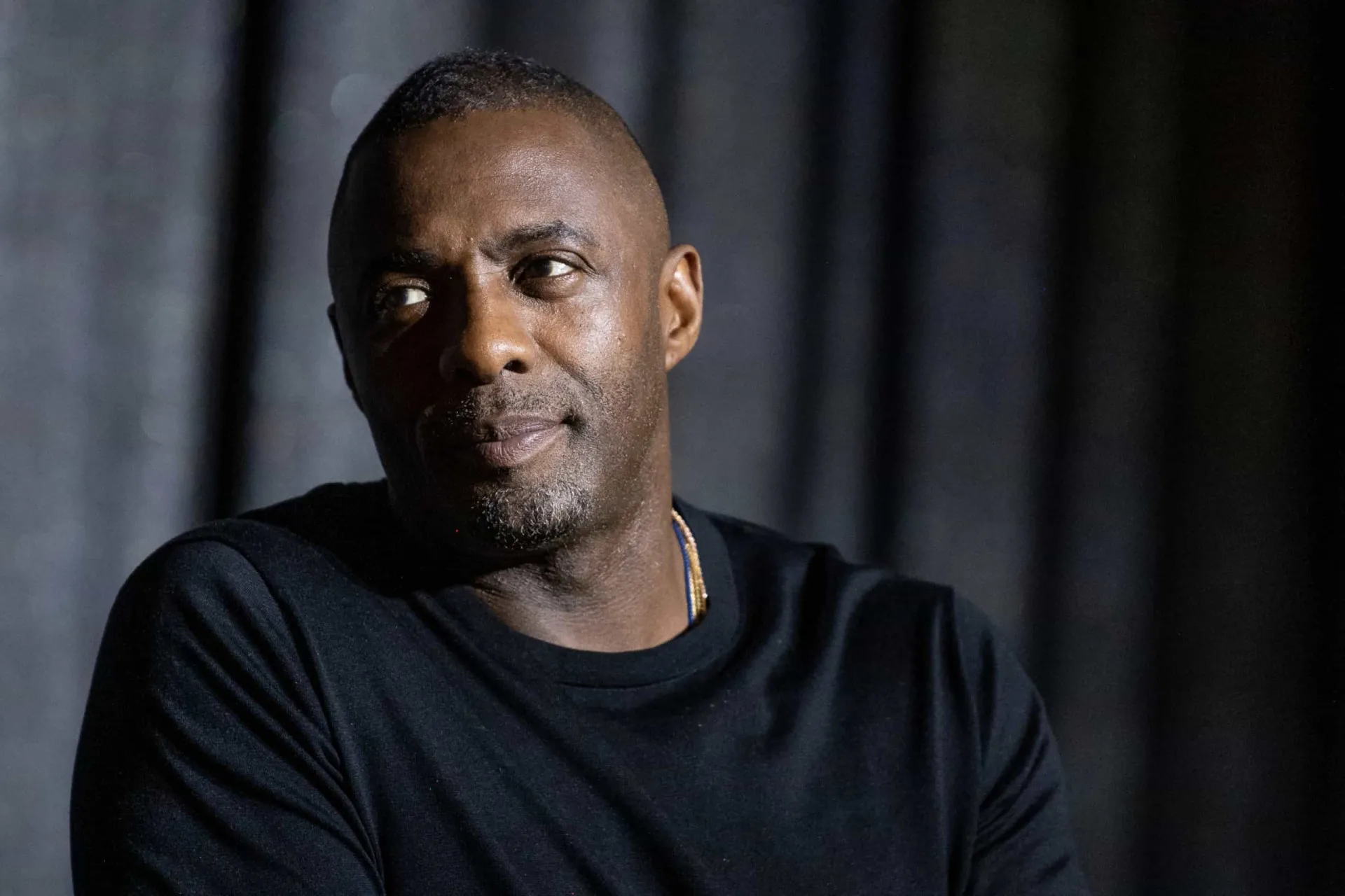 Idris Elba em um evento, já famoso mundialmente por seus papéis marcantes.