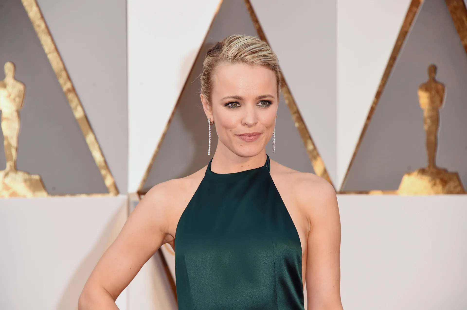A atriz Rachel McAdams com um sorriso gentil em um evento.