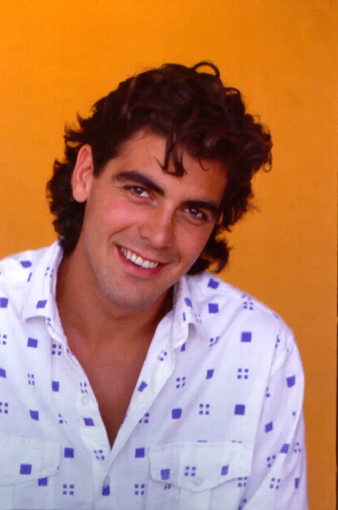 Um jovem George Clooney, antes de se tornar um dos maiores astros de Hollywood.