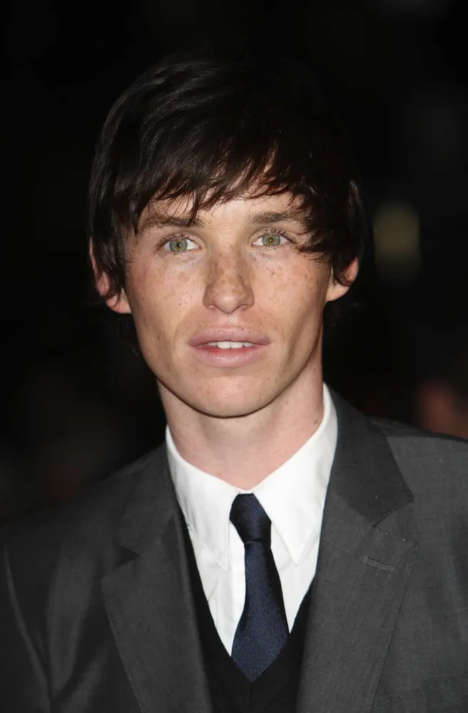Eddie Redmayne em um tapete vermelho, conhecido por sua versatilidade.
