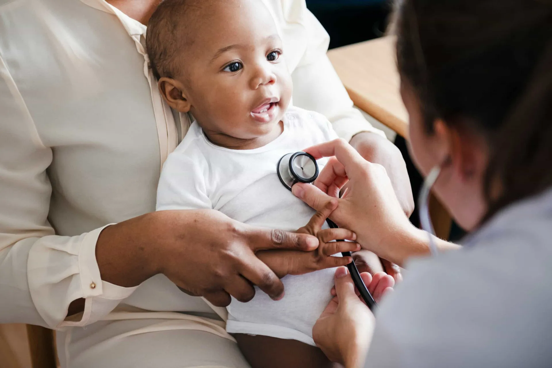 Médico conversando com uma família, explicando um diagnóstico complexo.