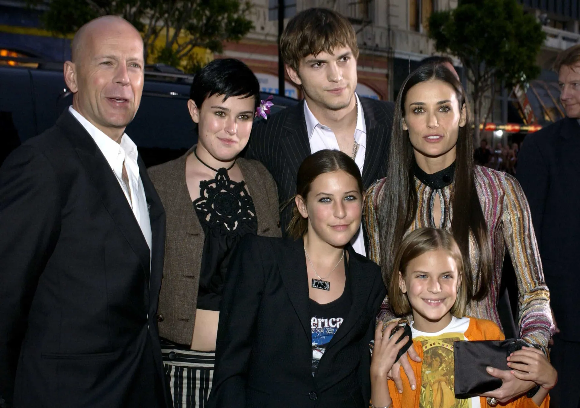 Ashton Kutcher e Bruce Willis juntos em um jogo, rindo e se divertindo como bons amigos.
