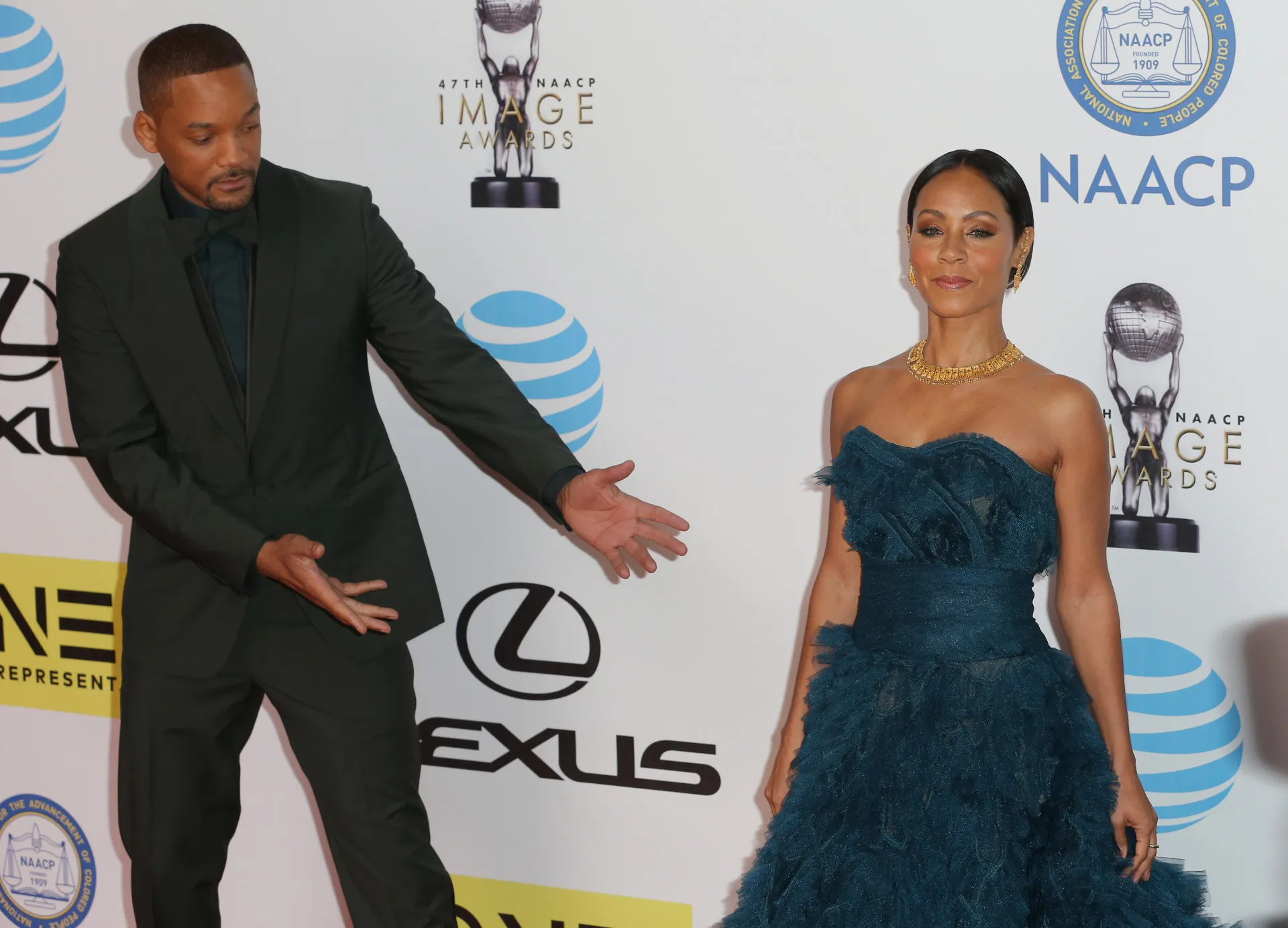 Jada Pinkett Smith e Sheree Fletcher se abraçando calorosamente durante o programa 'Red Table Talk'.
