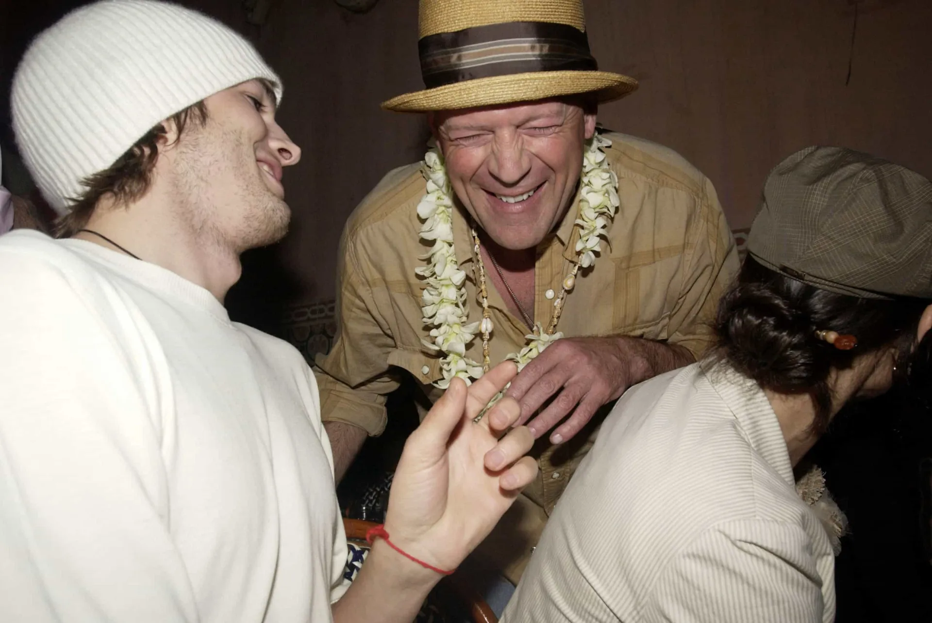Close de Ashton Kutcher e Bruce Willis em um momento de cumplicidade.