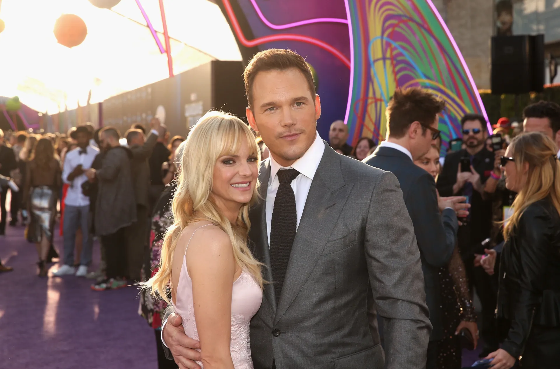 Chris Pratt e Anna Faris juntos em um evento durante o casamento, mostrando a parceria que tinham.