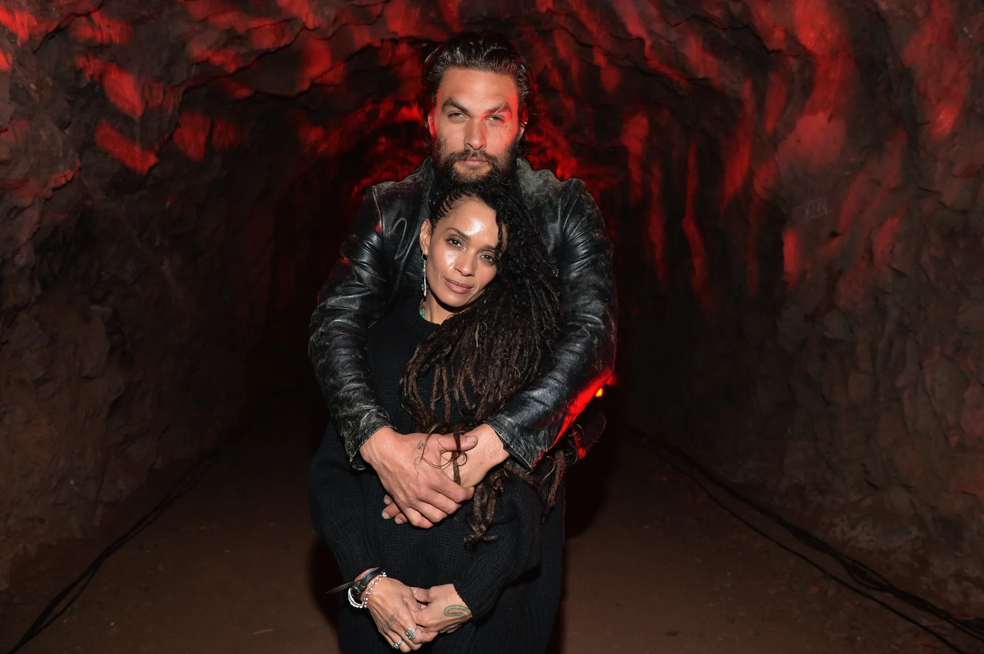 Jason Momoa e Lenny Kravitz juntos, exibindo anéis de caveira correspondentes.