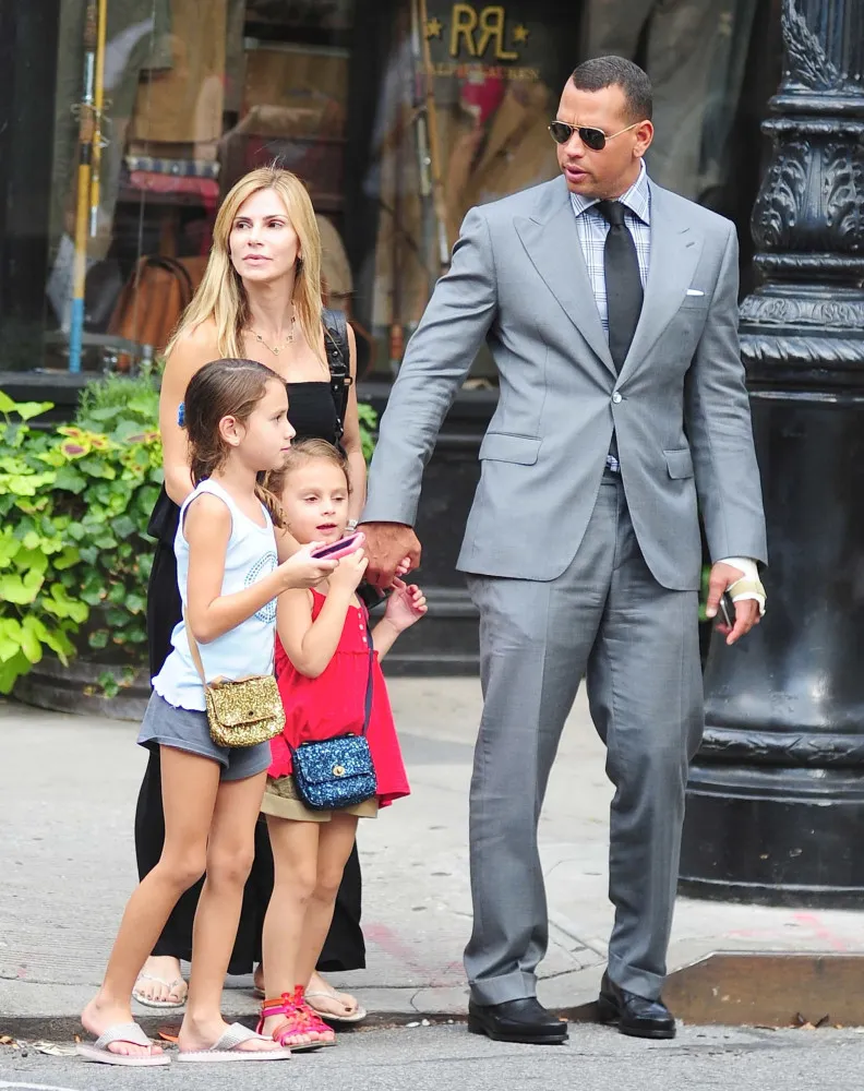 Alex Rodriguez, Cynthia Scurtis, suas filhas e Angel Nicholas posando para uma foto em família.