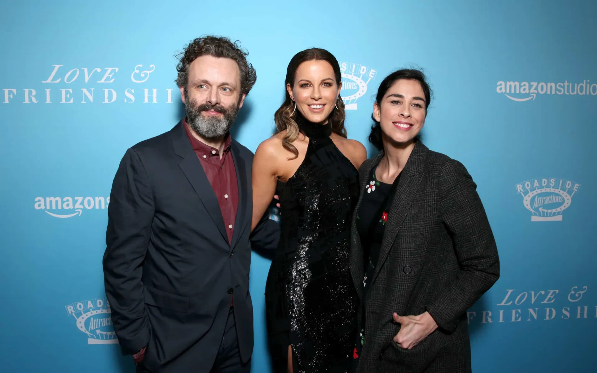 Kate Beckinsale e Sarah Silverman se divertindo juntas em um evento.