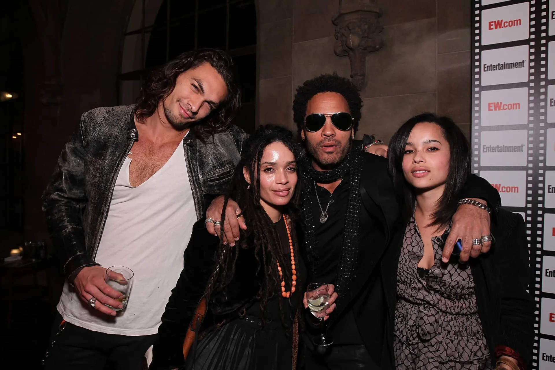Jason Momoa e Lenny Kravitz andando de moto juntos, personificando a amizade.