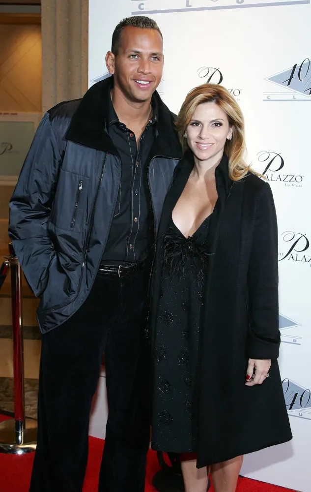 Alex Rodriguez e seu ex-sogro e cunhado, mostrando a continuidade dos laços familiares.