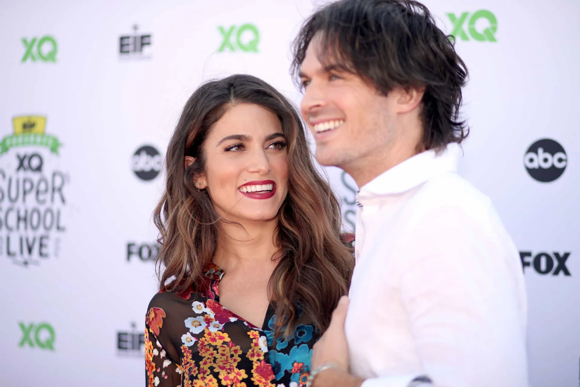 Nikki Reed e Nina Dobrev posando juntas em um evento, demonstrando cumplicidade.