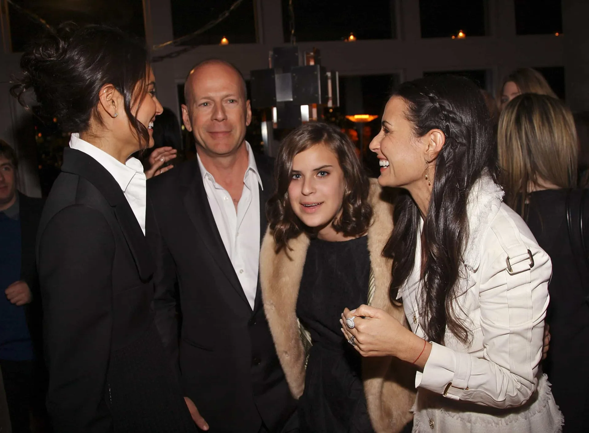 Demi Moore e Emma Heming Willis posando juntas em um evento, sorrindo e abraçadas.