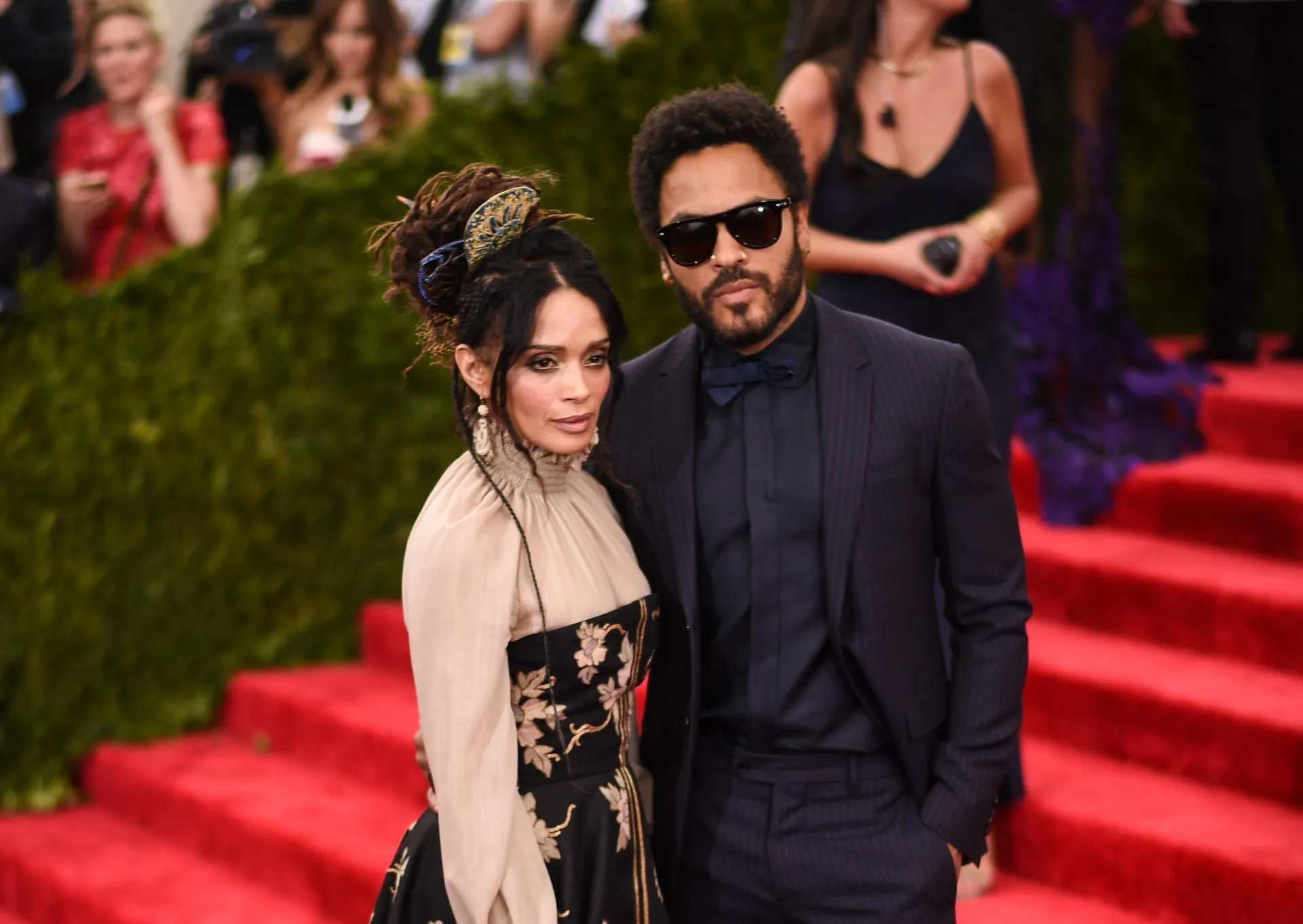 Lenny Kravitz e Jason Momoa em um momento descontraído, rindo juntos.