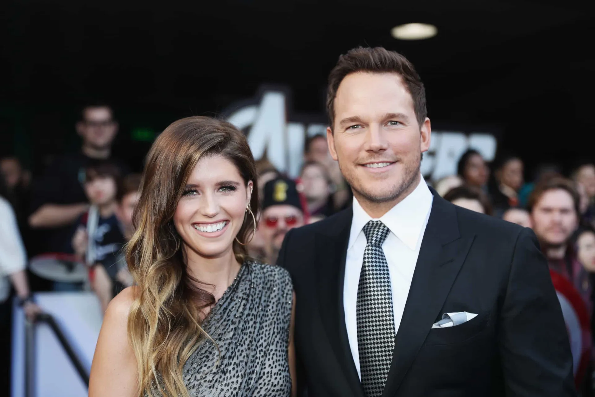 Montagem de fotos de Katherine Schwarzenegger e Anna Faris, ambas sorrindo.