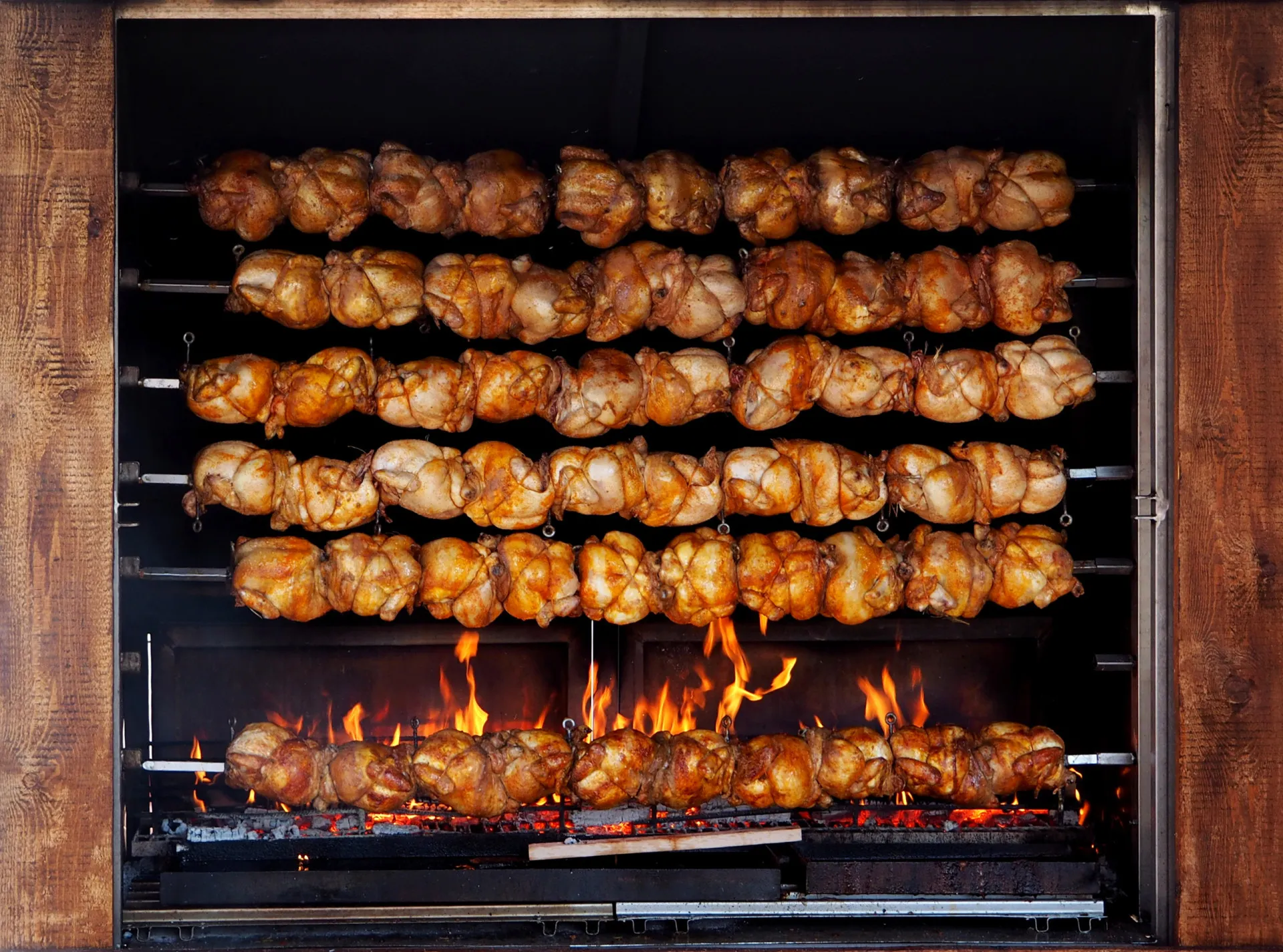 Pessoa retirando a pele de um pedaço de frango assado com um garfo e faca.